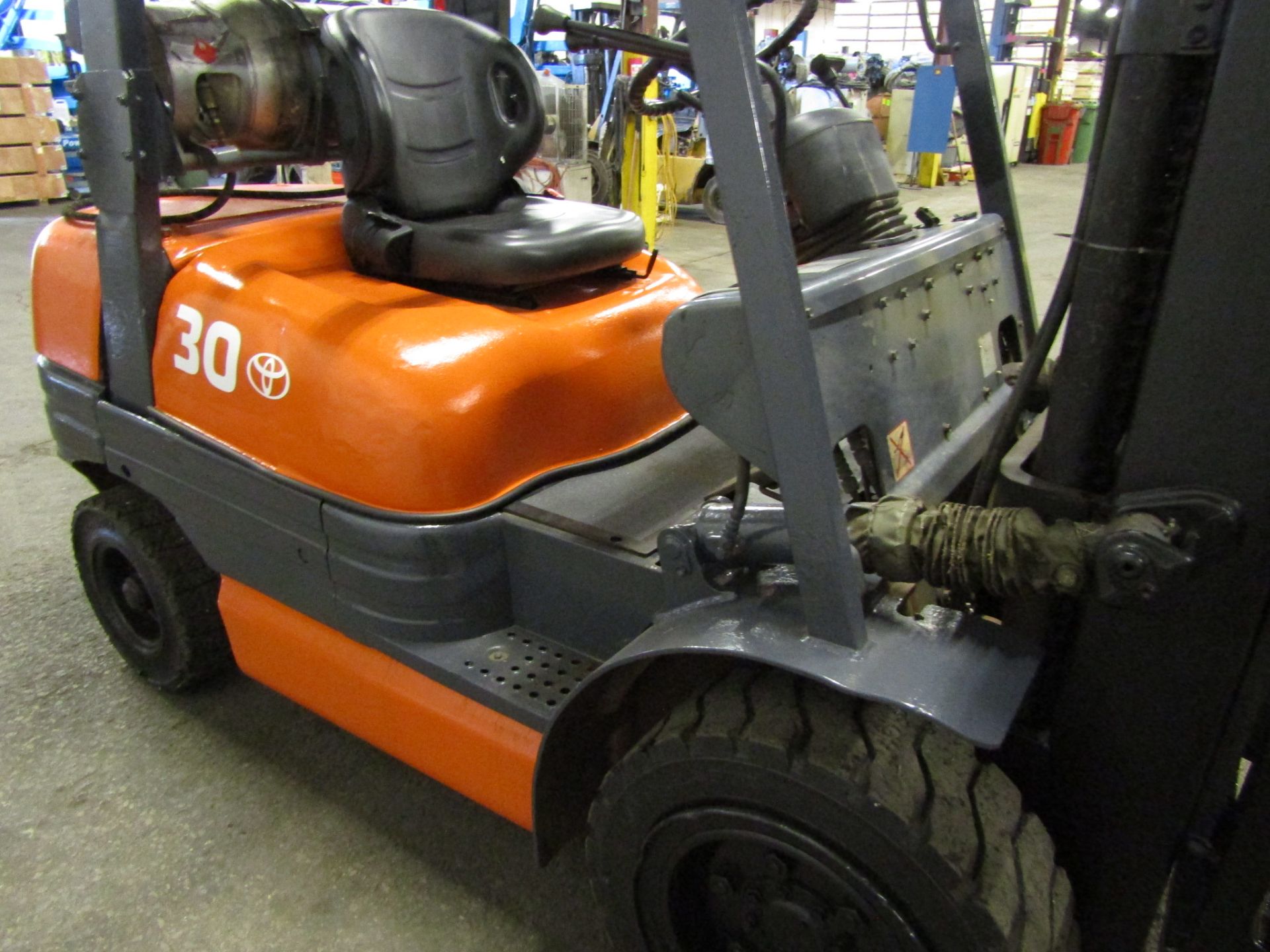 Toyota OUTDOOR 6000lbs Capacity Forklift with 3-stage mast LPG (propane) - Image 2 of 3