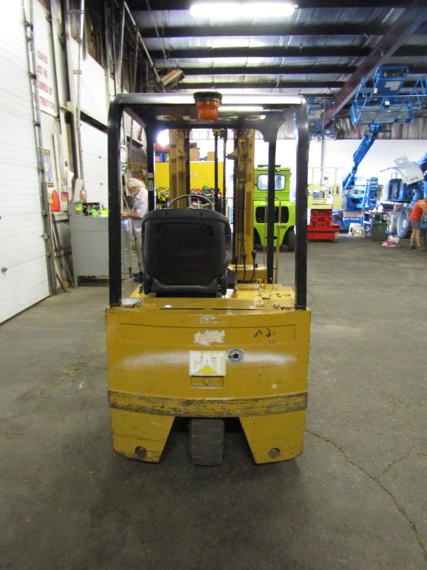 CAT 3000lbs Electric Forklift with 3-stage mast and sideshift 3-wheel unit with charger - Image 3 of 4