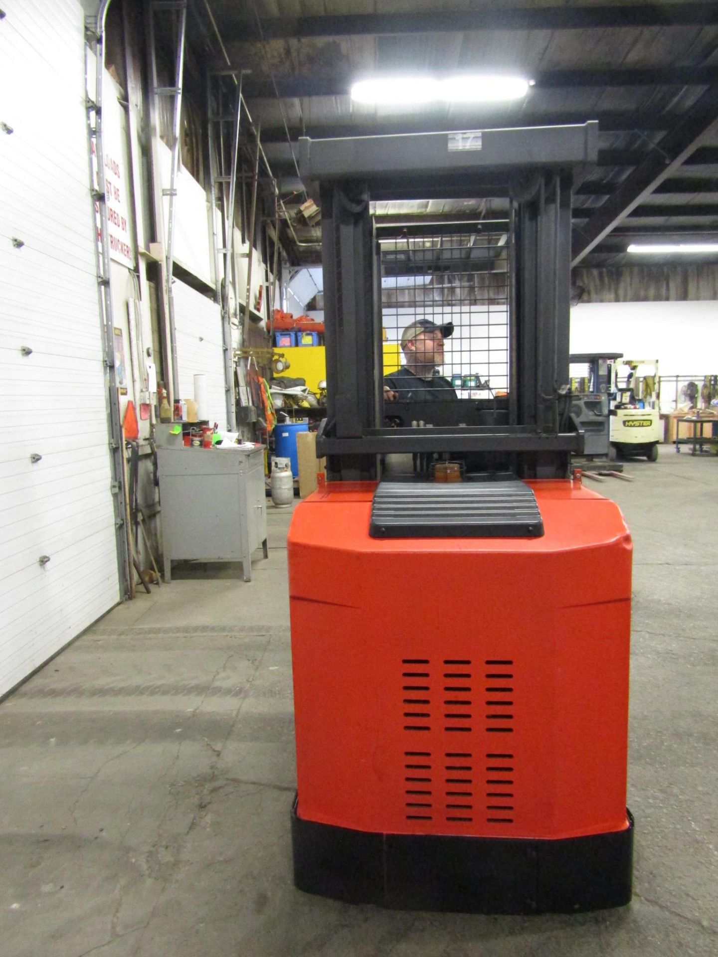Raymond Order Picker Pallet Lifter unit ELECTRIC with charger - Image 3 of 3
