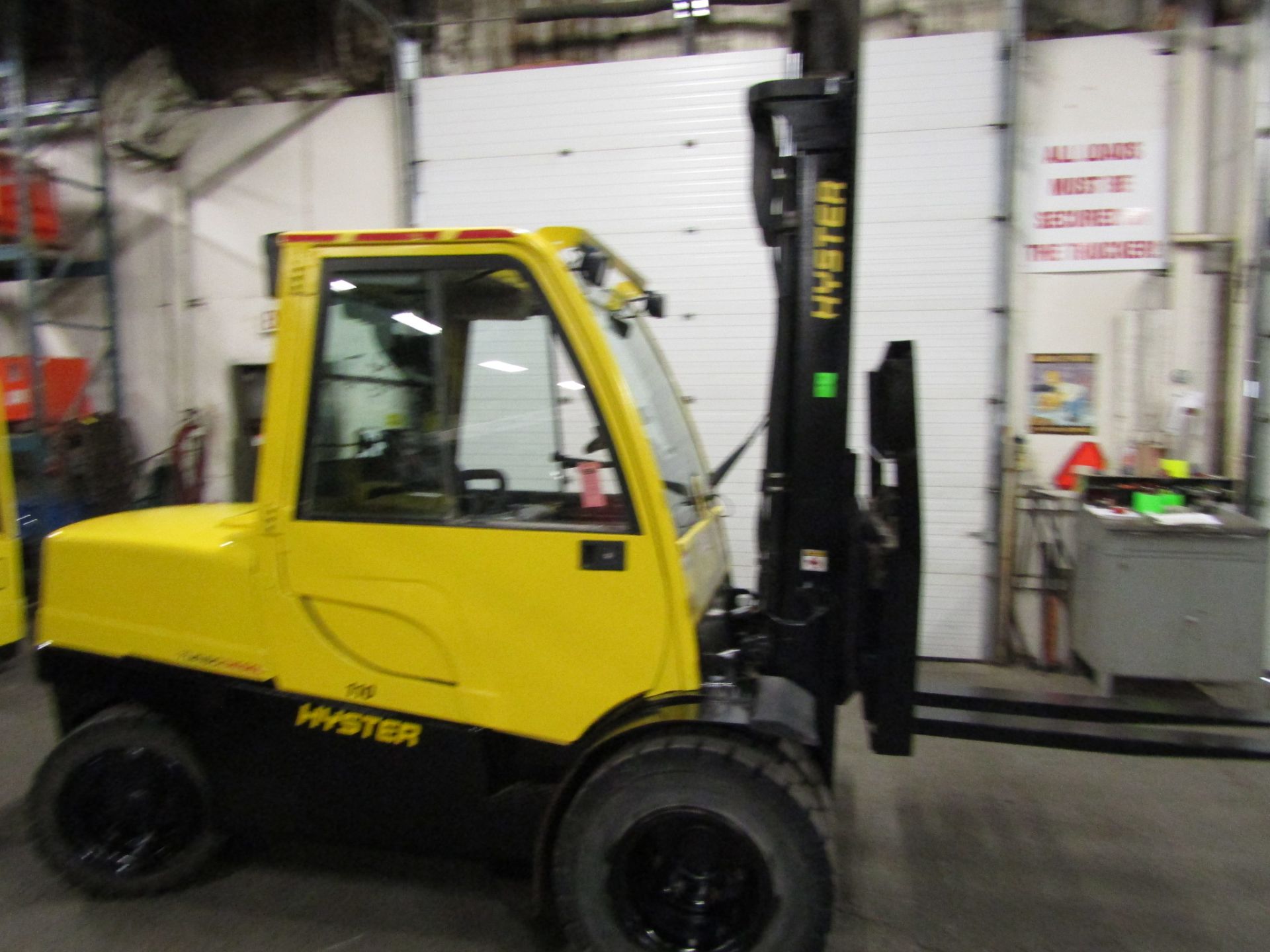 2013 Hyster 11000lbs OUTDOOR Forklift - Diesel Powered with FULL CAB and Heater