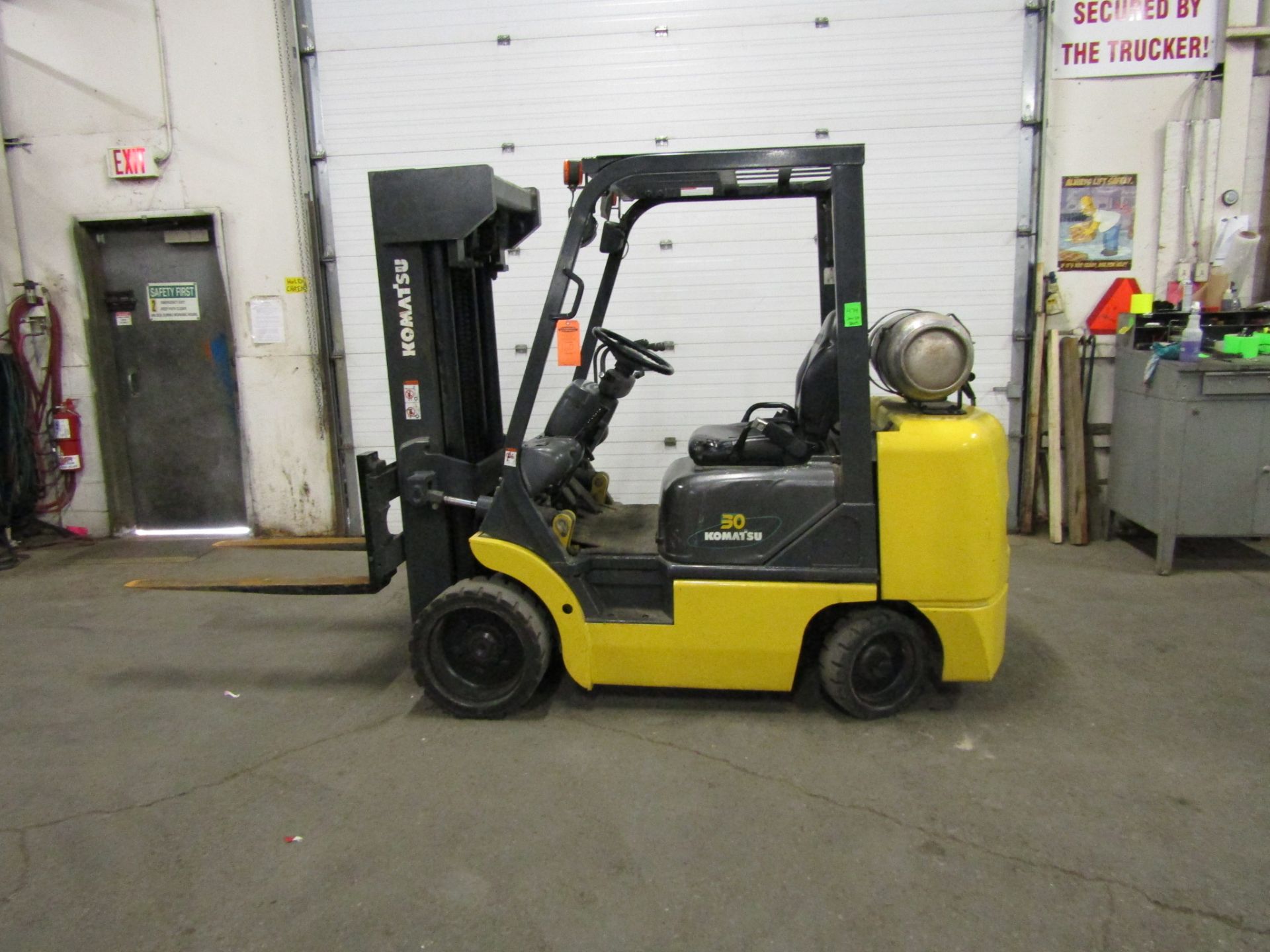 Komatsu 5500lbs Capacity Forklift with 4-stage mast - LPG (propane) with LOW HOURS (no propane - Image 2 of 2