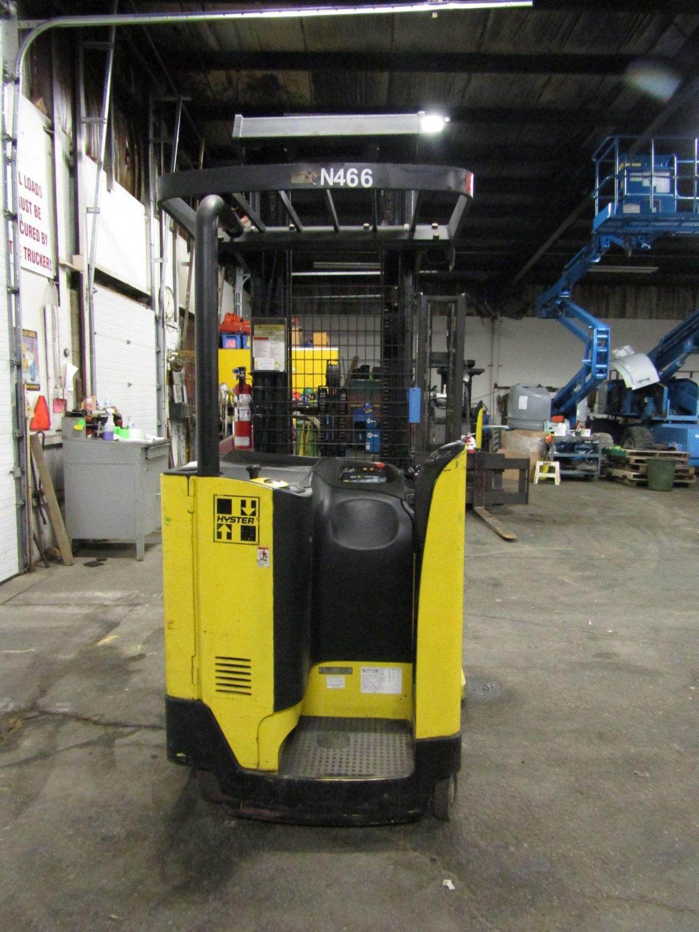 2007 Hyster Reach Truck Pallet Lifter 3000lbs capacity unit ELECTRIC with sideshift and 3-stage - Image 3 of 3