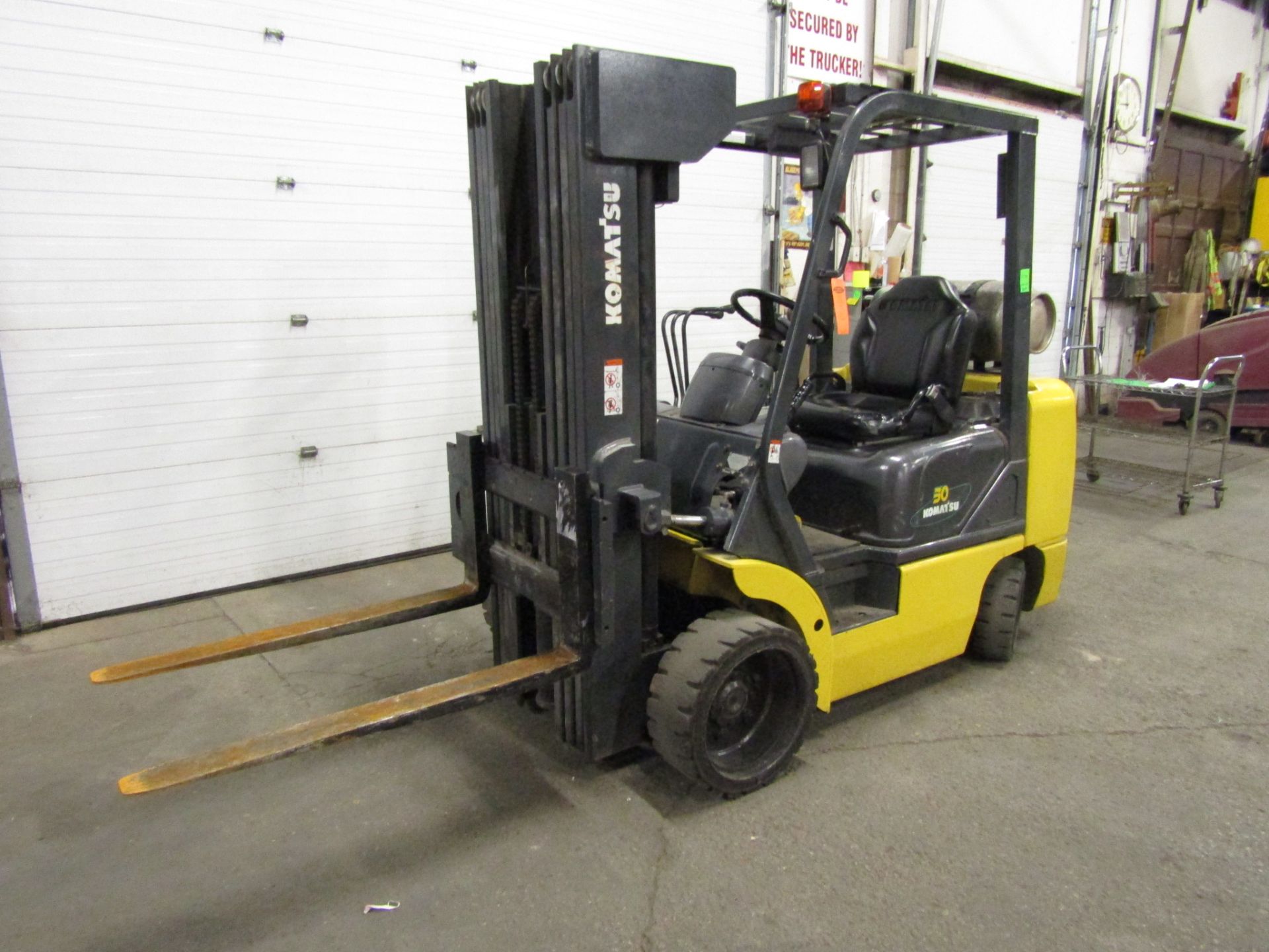 Komatsu 5500lbs Capacity Forklift with 4-stage mast - LPG (propane) with LOW HOURS (no propane