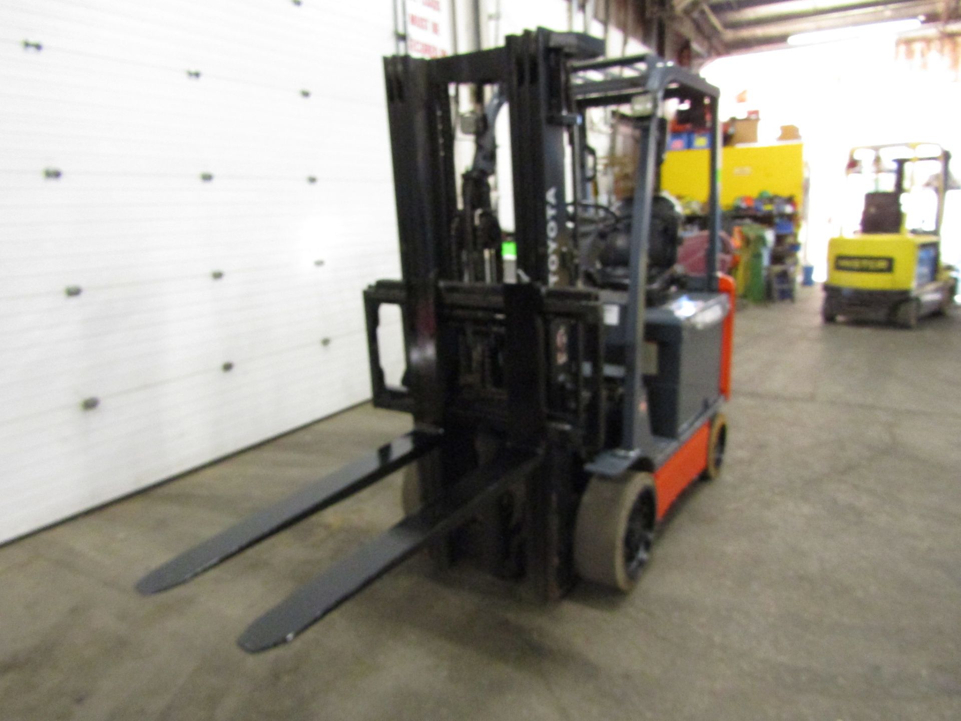 FREE CUSTOMS DOCS & 0 DUTY FEES - Toyota 5500lbs Electric Forklift with sideshift and 3-stage mast - Image 2 of 2