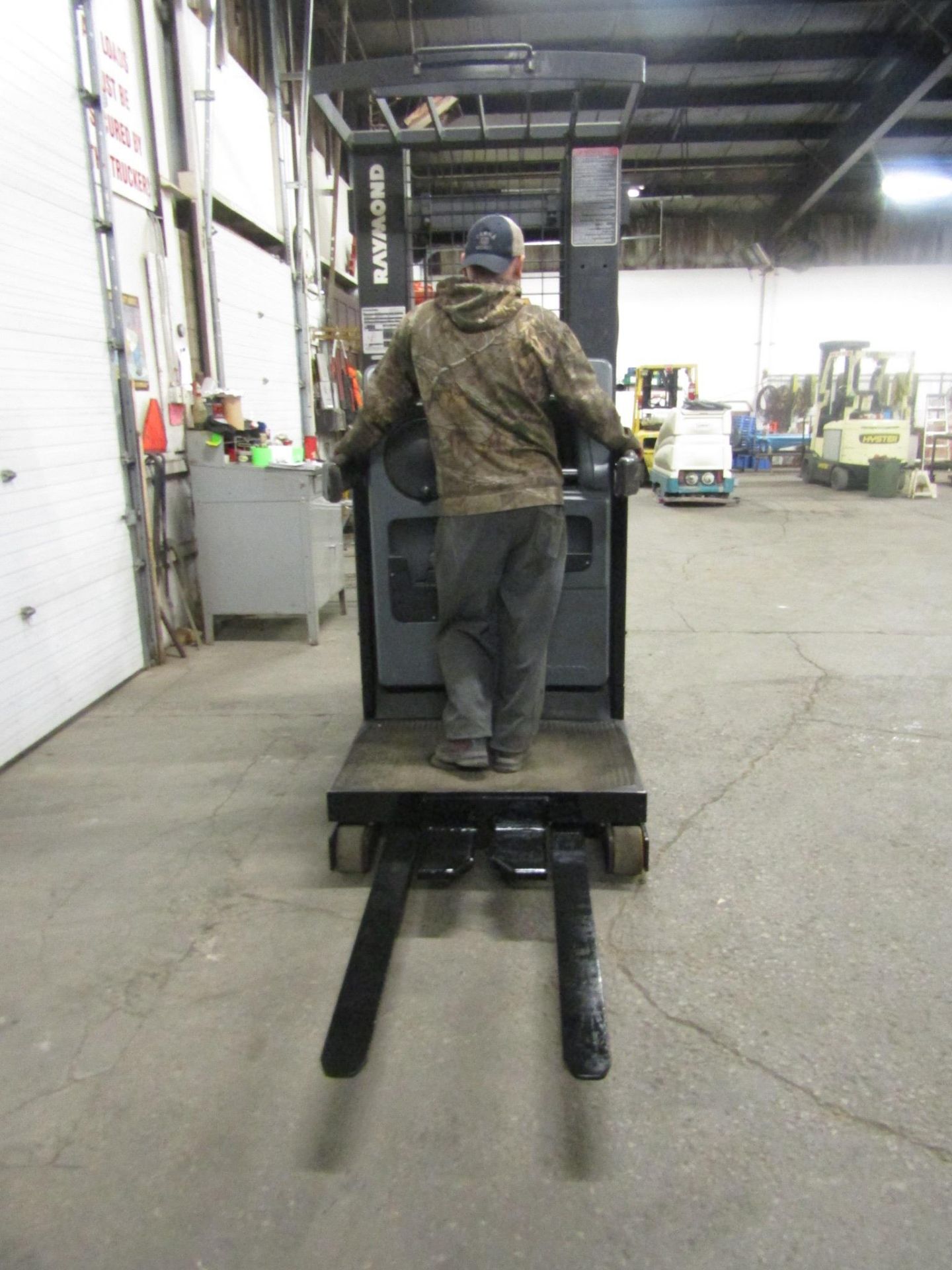 Raymond Stacker Order Picker Pallet Lifter unit 3000lbs capacity ELECTRIC with charger - Image 2 of 2