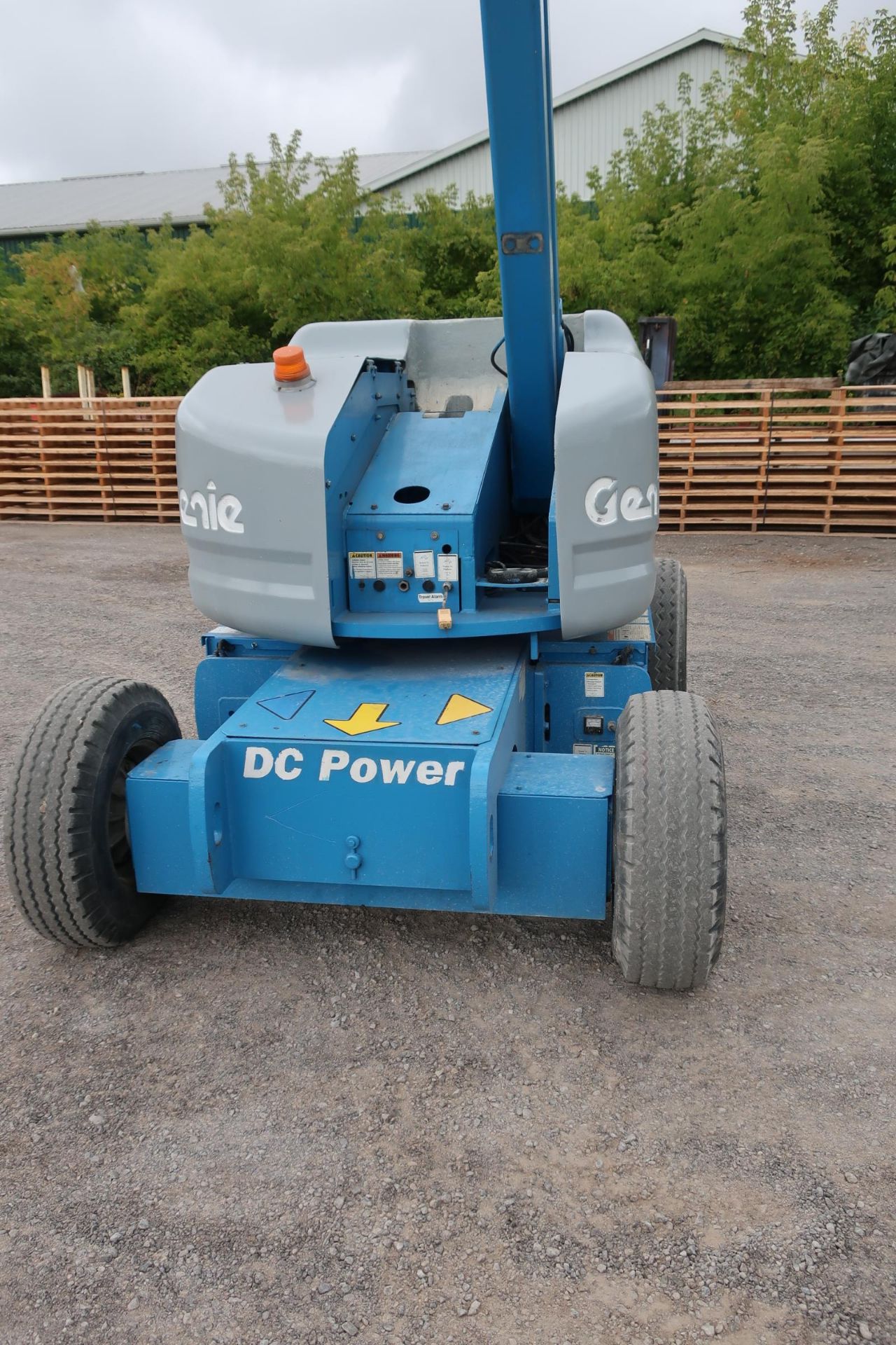 MINT Genie Zoom Boom Articulating Lift model Z-45/25 45' height Electric LOW HOURS with non- - Image 4 of 4