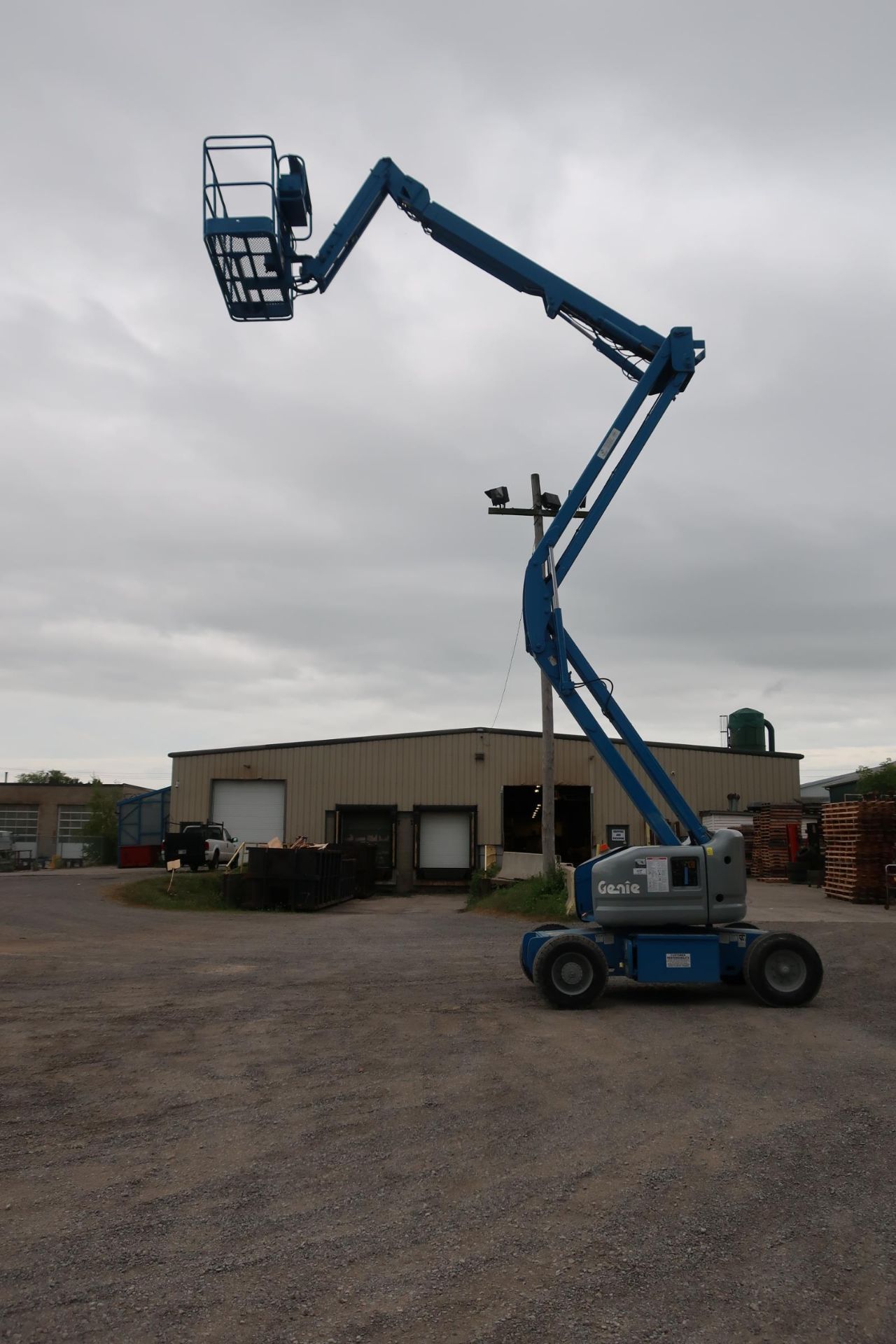 FREE CUSTOMS - MINT Genie Zoom Boom Articulating Lift model Z-45/25 45' height Electric LOW HOURS - Image 3 of 4