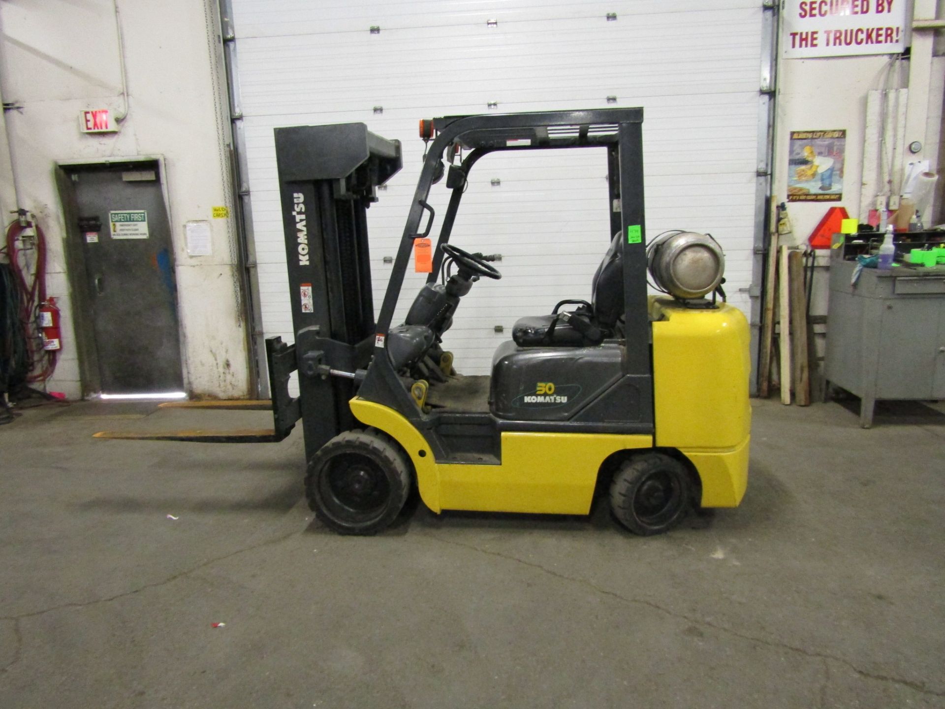 FREE CUSTOMS - Komatsu 5500lbs Capacity Forklift with 4-stage mast - LPG (propane) with LOW HOURS ( - Image 2 of 2