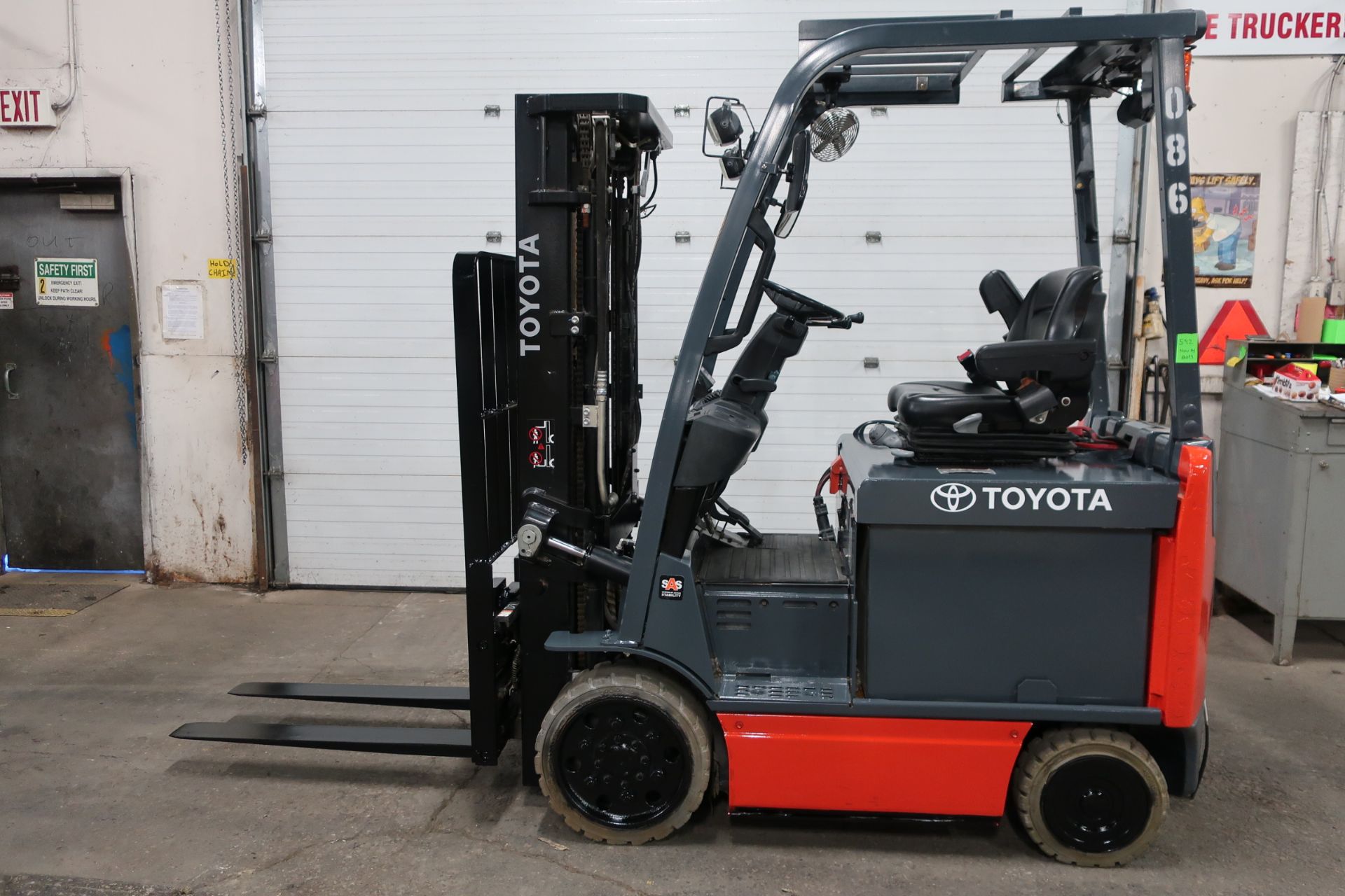 FREE CUSTOMS - 2014 Toyota 5000lbs Capacity Electric Forklift with sideshift and 3-stage mast