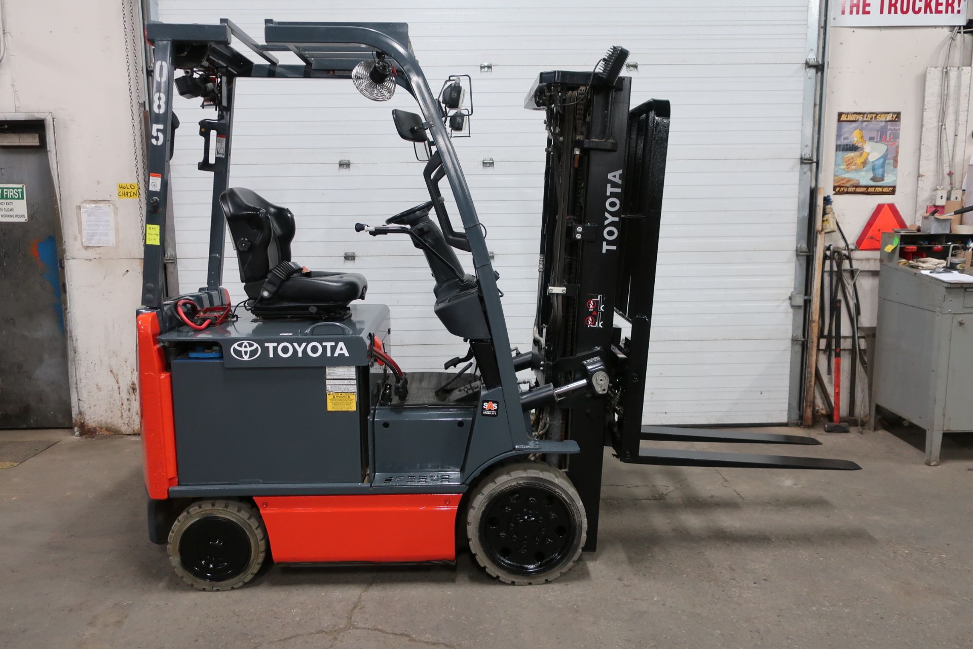 FREE CUSTOMS - 2014 Toyota 5000lbs Capacity Electric Forklift with sideshift and fork positioner and