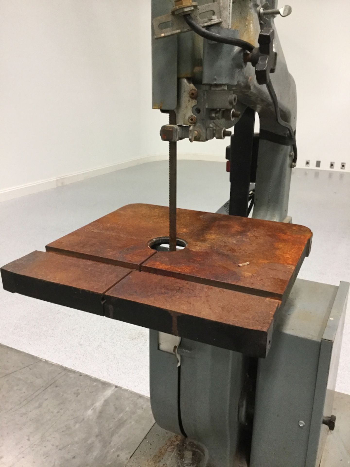 Delta 28-303 Band Saw, SN: 89E24154(1) Delta 28-303 Band Saw, Est Dims