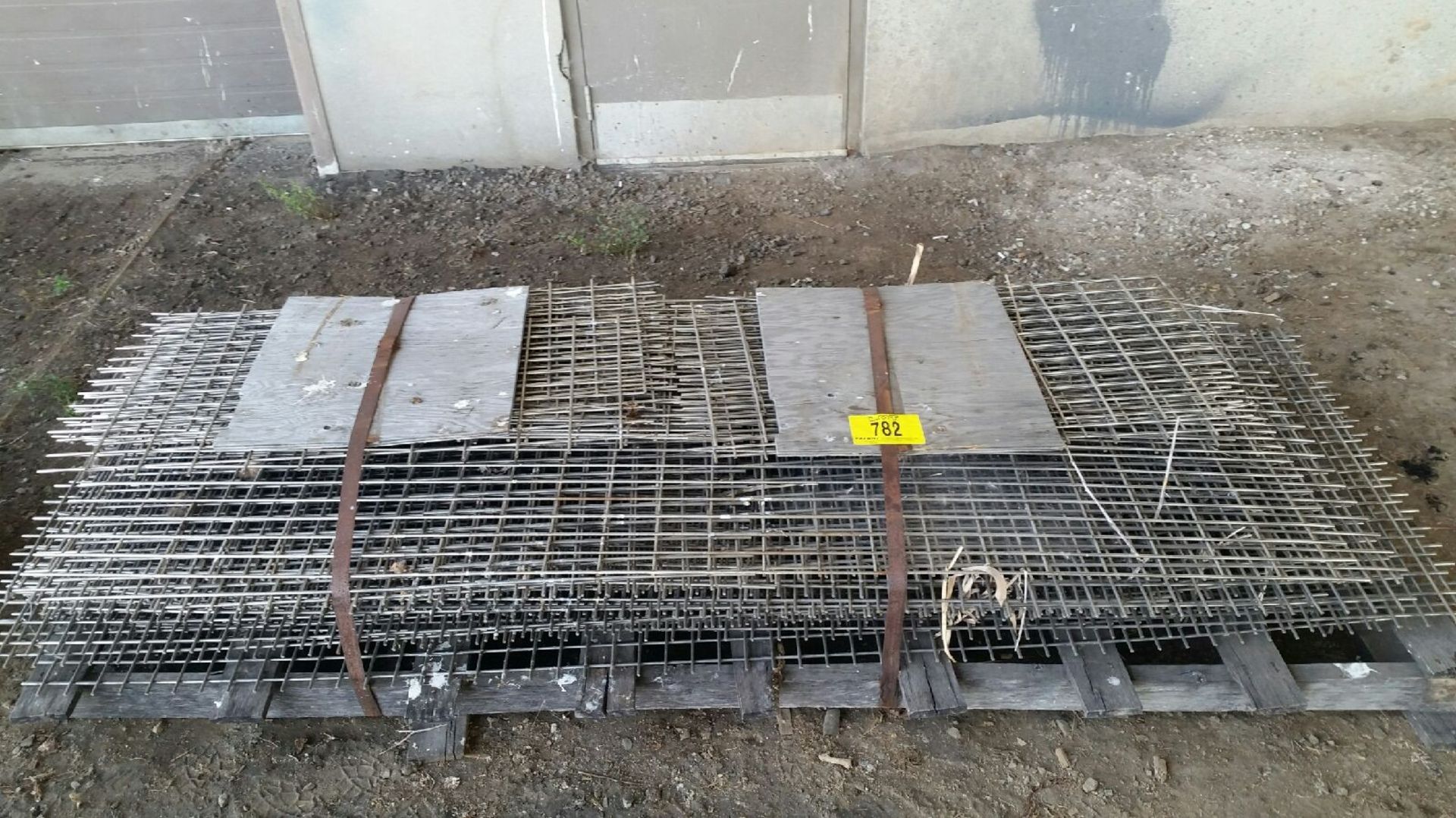 LOT DE GRILLES EN ACIER INOX, ENV. (10) 40" X 8' ET ENV. (10) 20" X 46"