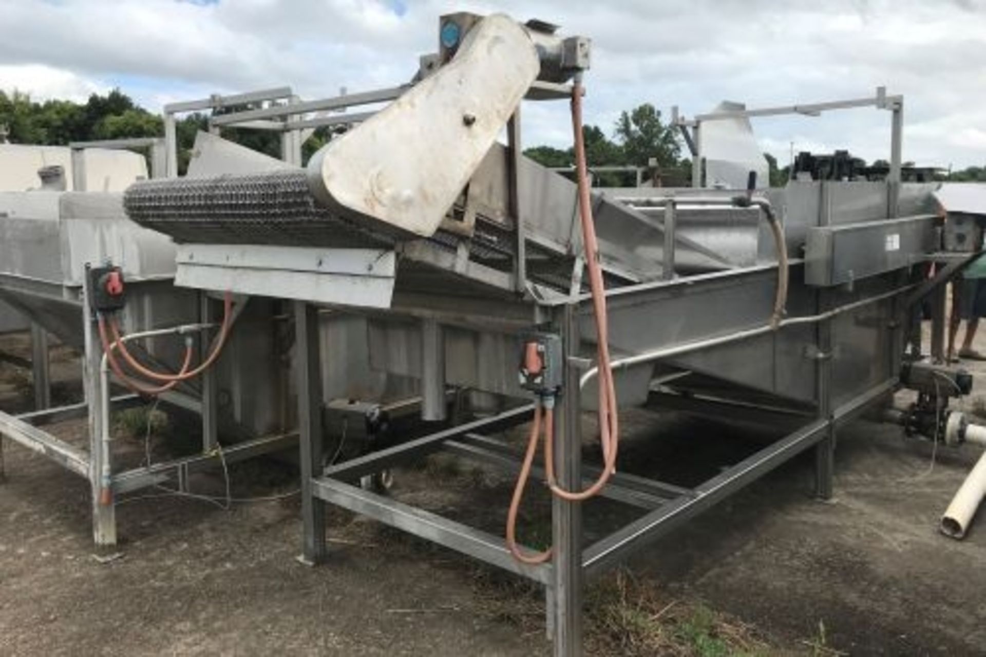 Stainless steel flooded wash tank and elevator