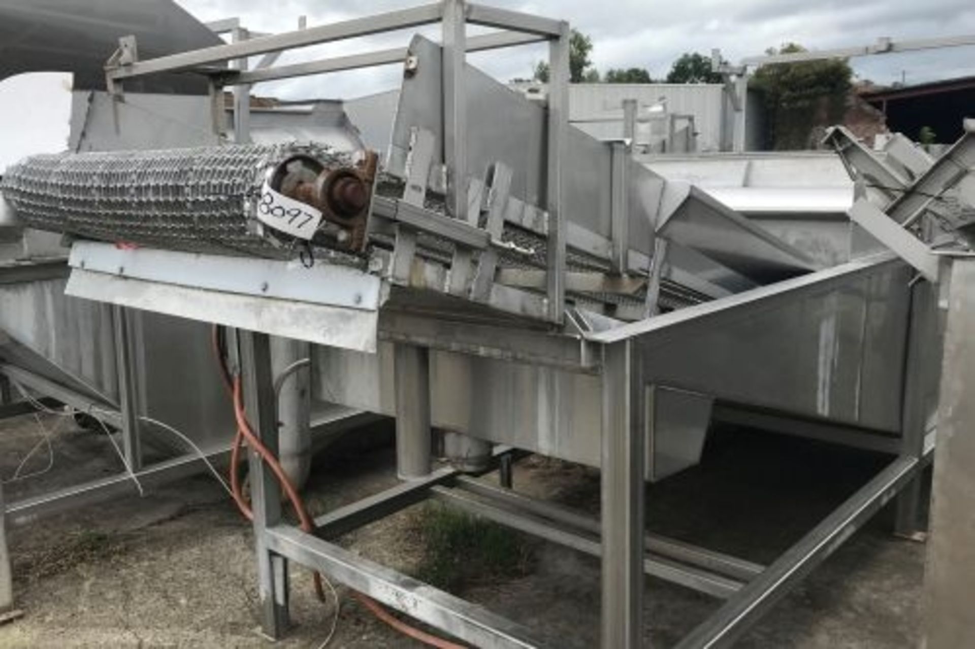 Stainless steel flooded wash tank and elevator