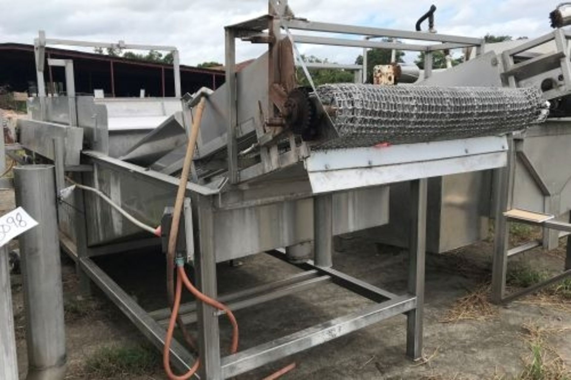 Stainless steel flooded wash tank and elevator - Image 2 of 7