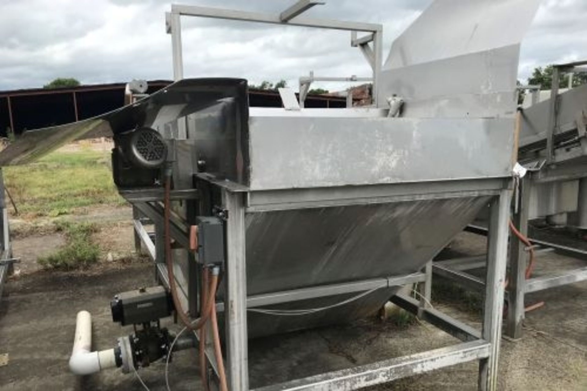 Stainless steel flooded wash tank and elevator - Image 3 of 7