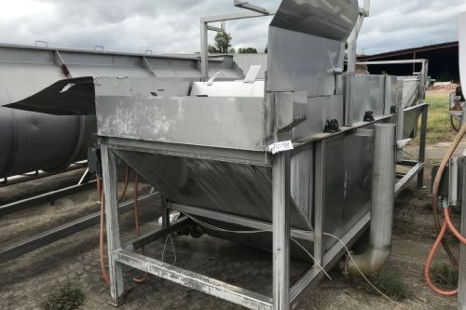 Stainless steel flooded wash tank and elevator - Image 2 of 7