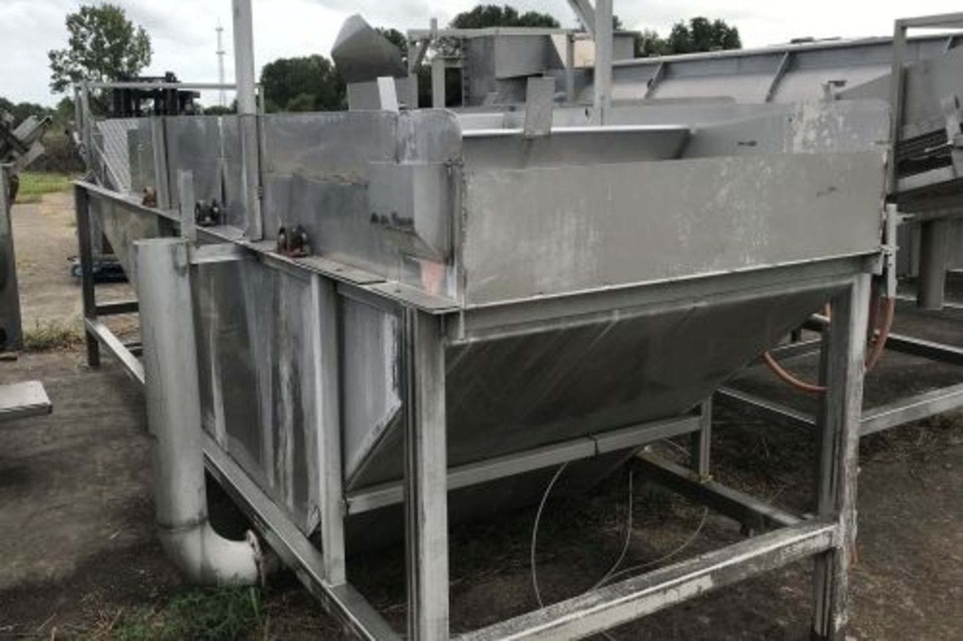 Stainless steel flooded wash tank and elevator - Image 3 of 7