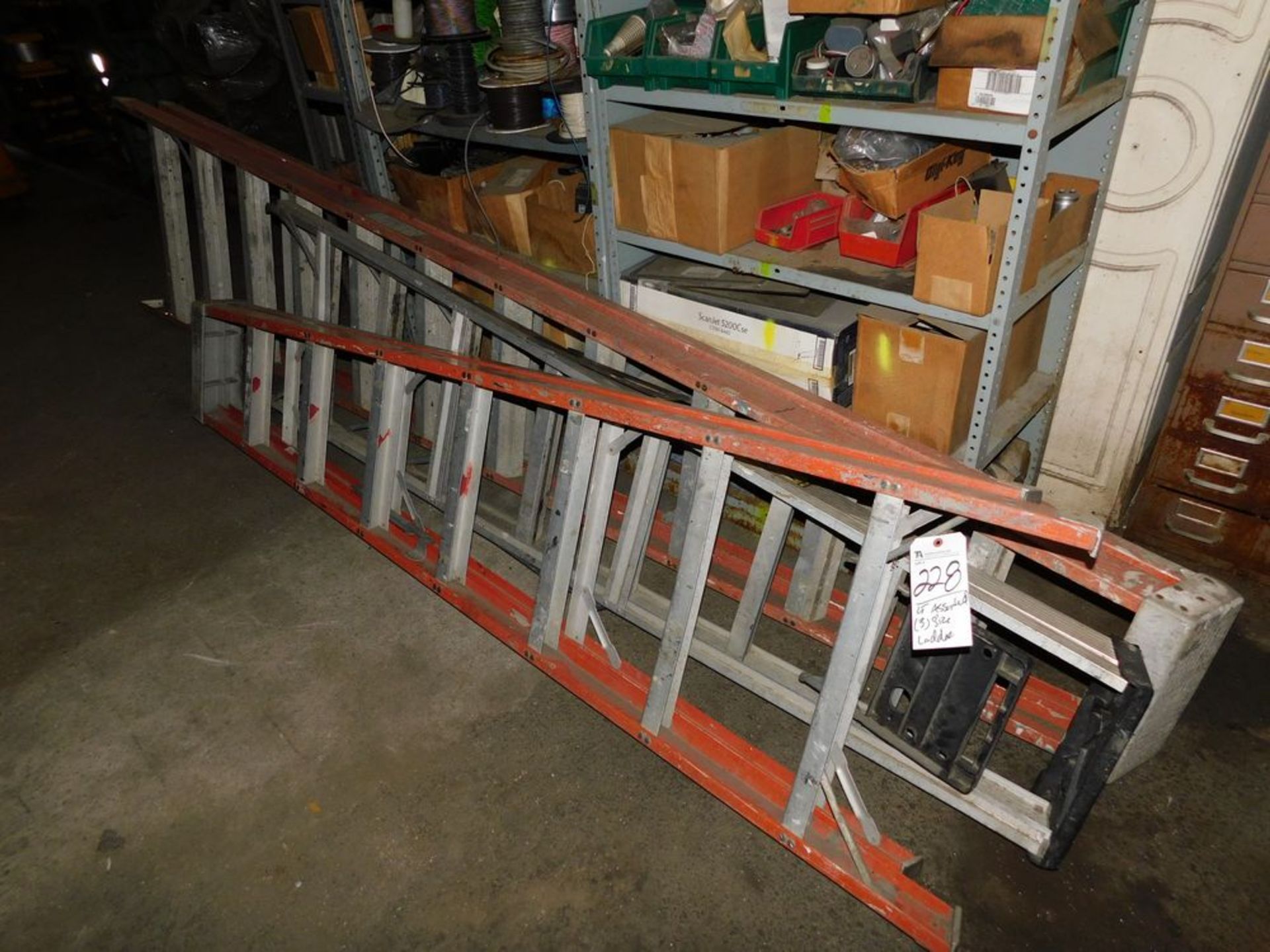 (Lot) Assorted Sizes of Ladders