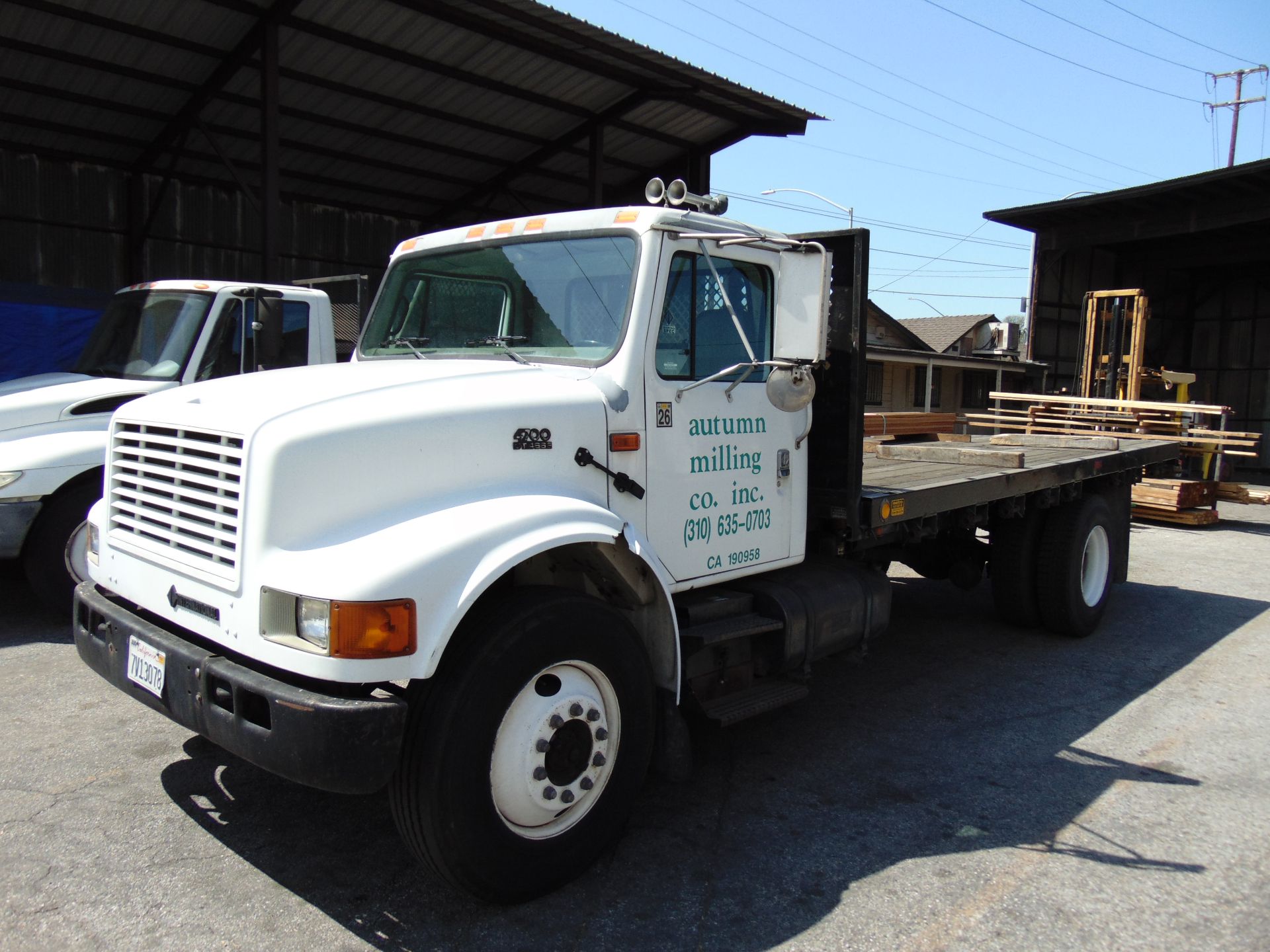 (2000) International mod. 4700 4x2 Flatbed/ Tractor, 18" Bed, Miles: 243,163, lic: 7V13078; Vin: - Image 2 of 8