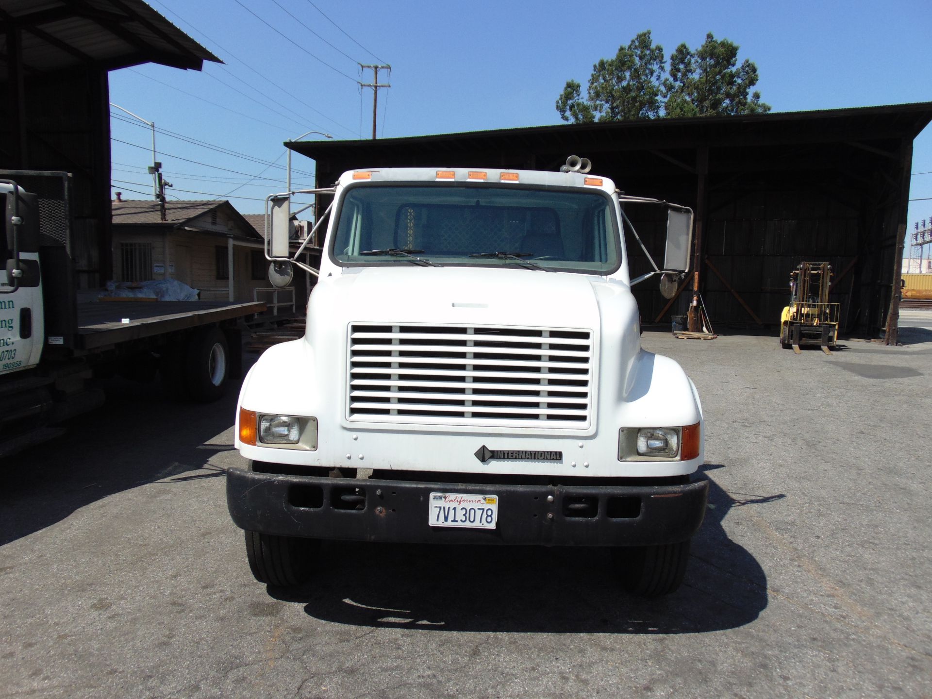 (2000) International mod. 4700 4x2 Flatbed/ Tractor, 18" Bed, Miles: 243,163, lic: 7V13078; Vin: - Image 3 of 8