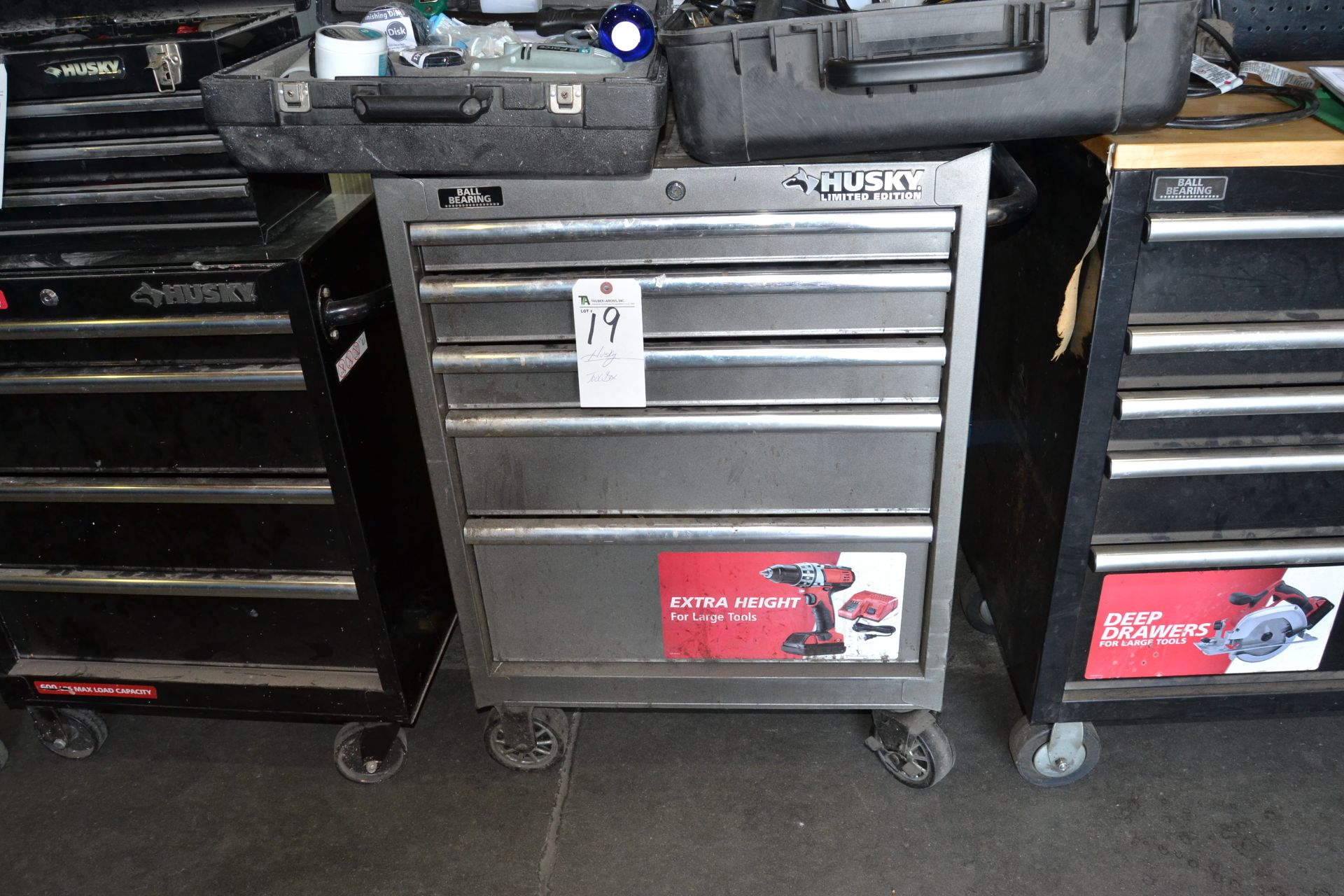 (Lot) Husky Tool Box