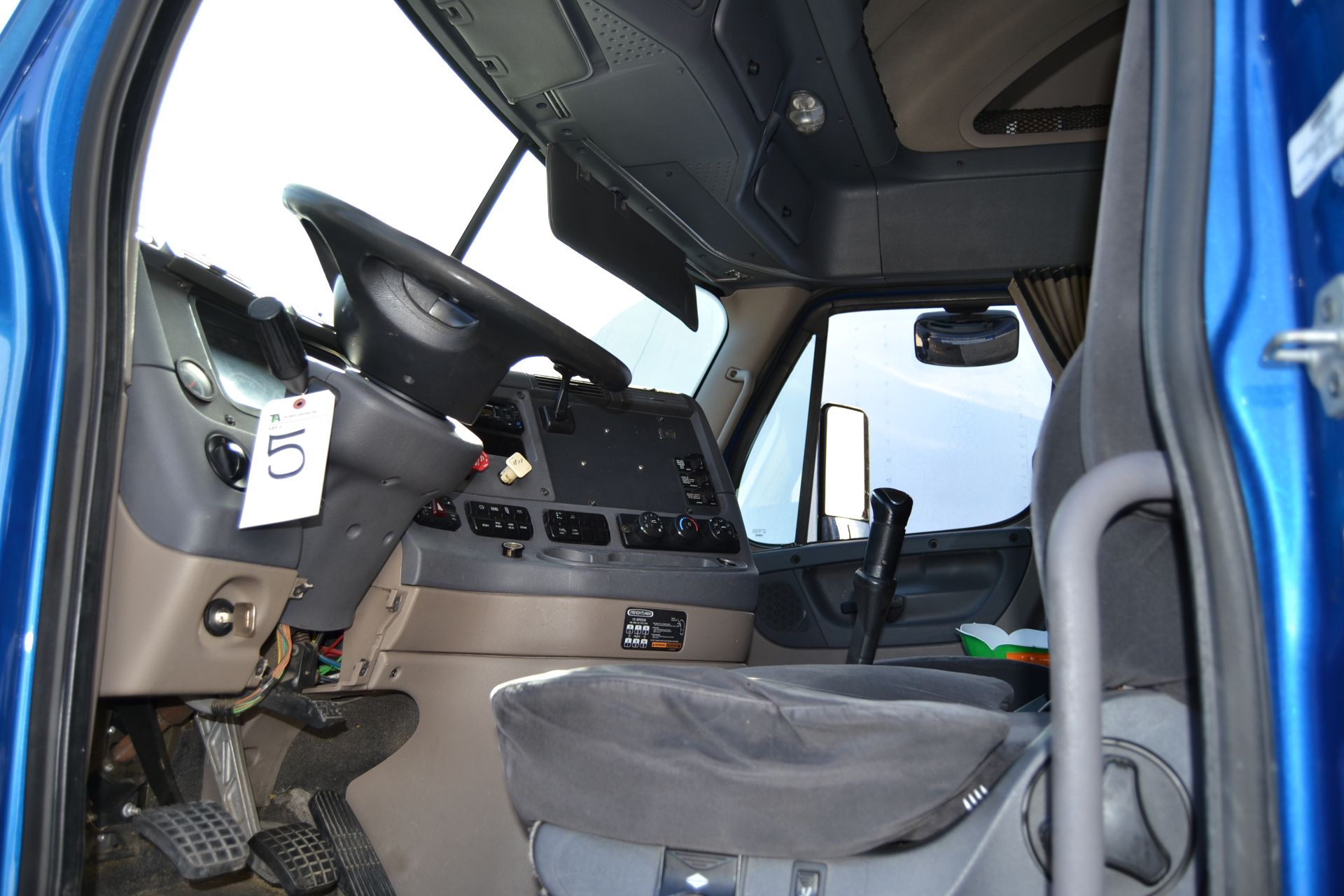 (2011) Freightliner Cascadia DD15, 3-Axle - Image 7 of 11