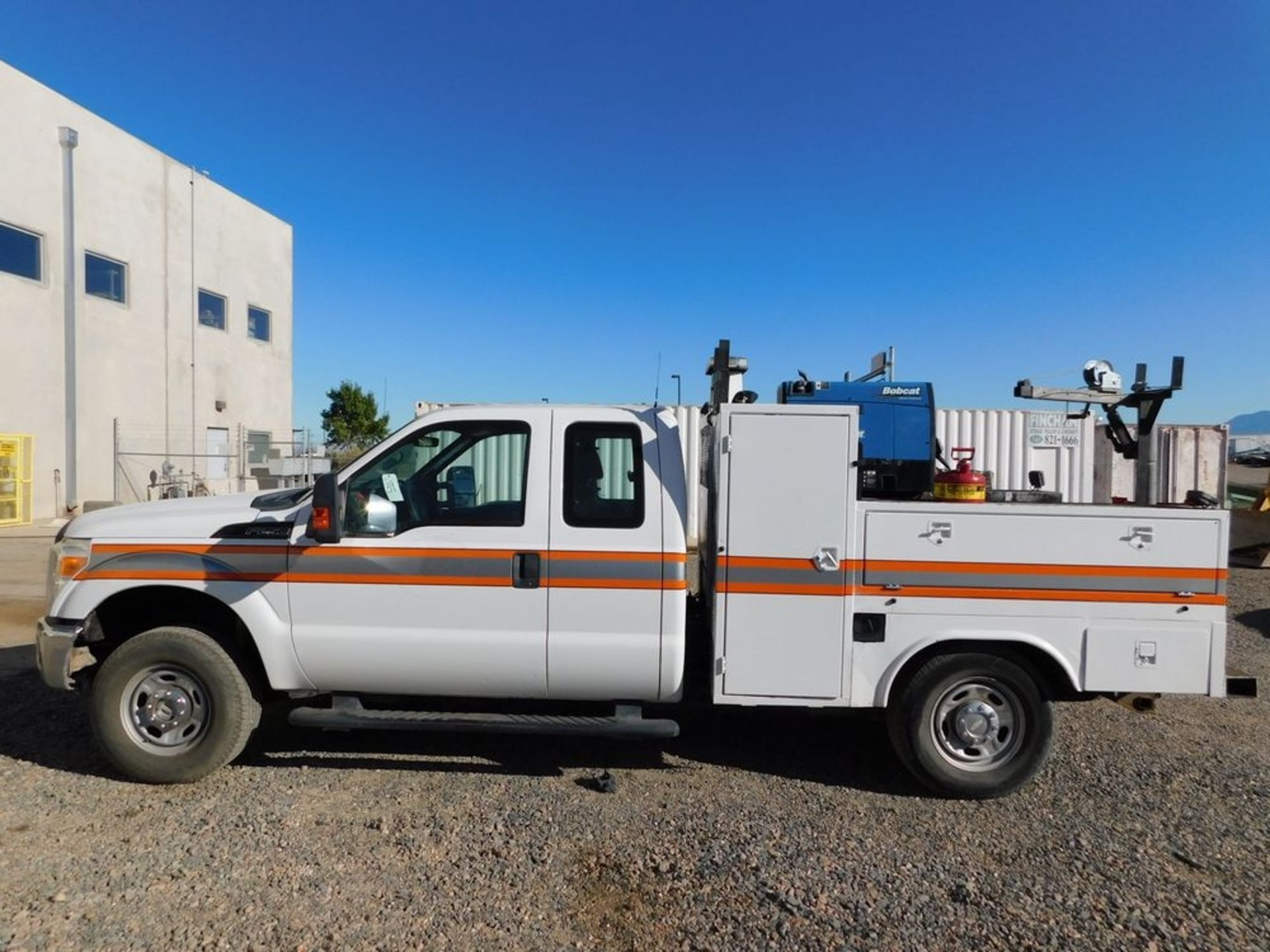 (2011) Ford F-250 Super Duty, 6.2L Gas, 4WD Crew Cab Utility Truck w/ Miller Bobcat 250 Welder & - Image 2 of 7