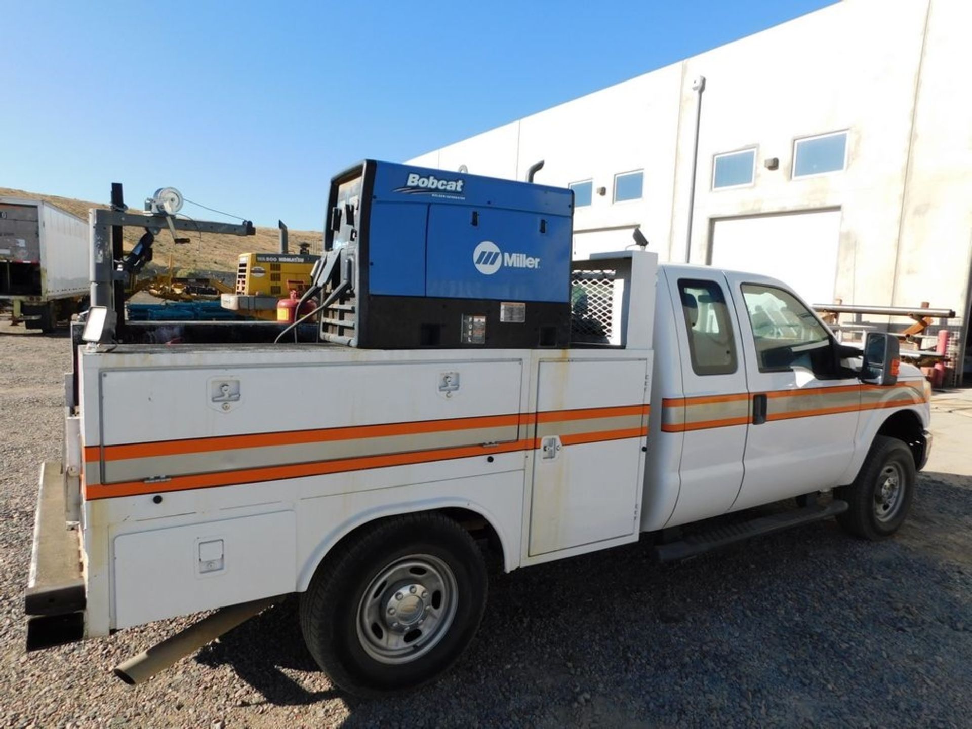 (2011) Ford F-250 Super Duty, 6.2L Gas, 4WD Crew Cab Utility Truck w/ Miller Bobcat 250 Welder & - Image 3 of 7