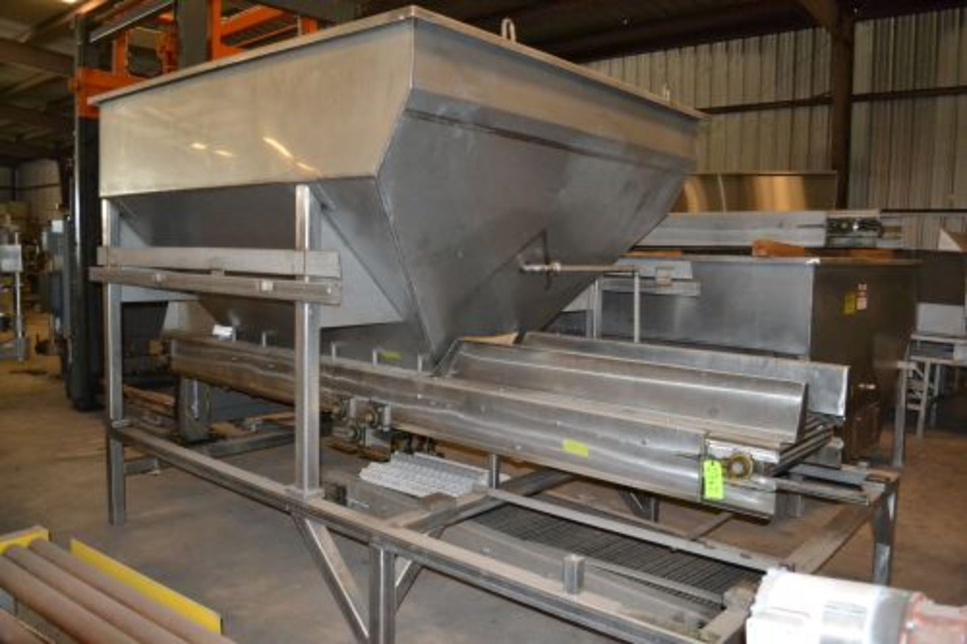 Receiving hopper with dirt elimination metering conveyor