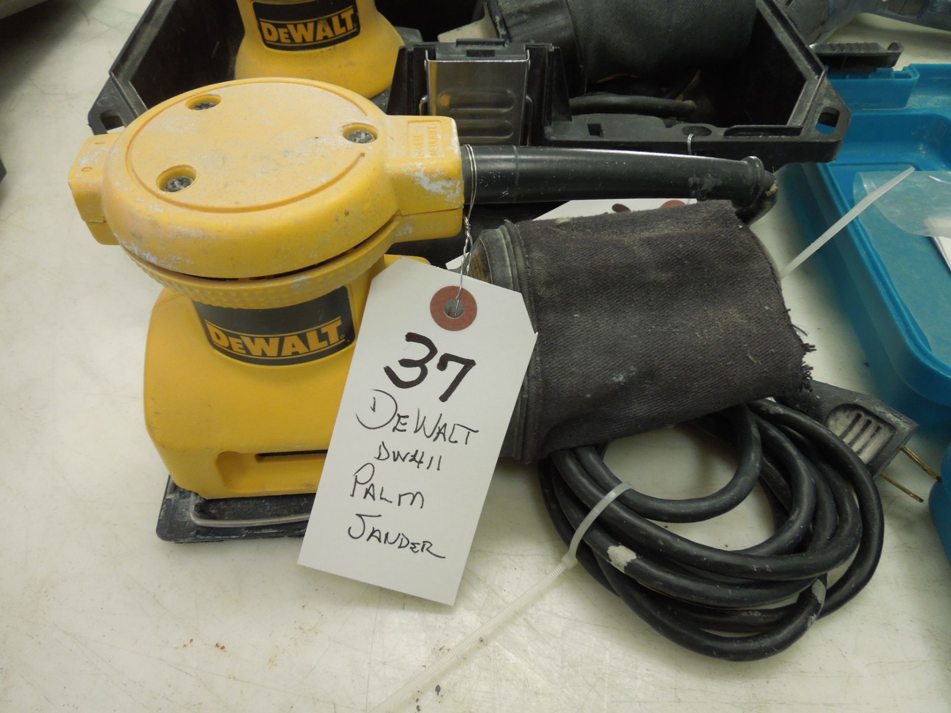 DeWalt DW411 Palm Sander