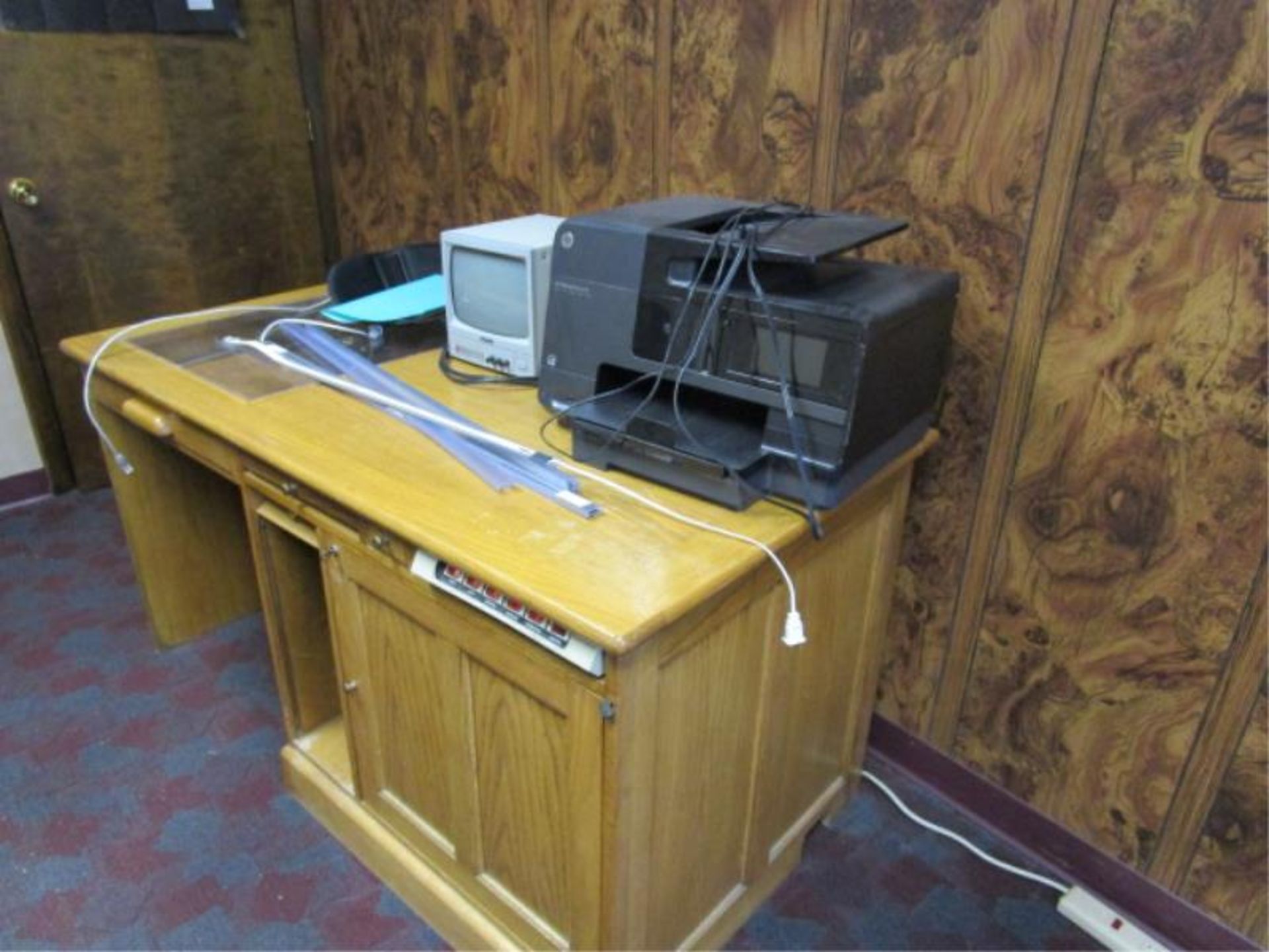 L-Shaped laminate desk, credenza, 2 draw lateral - Image 3 of 3