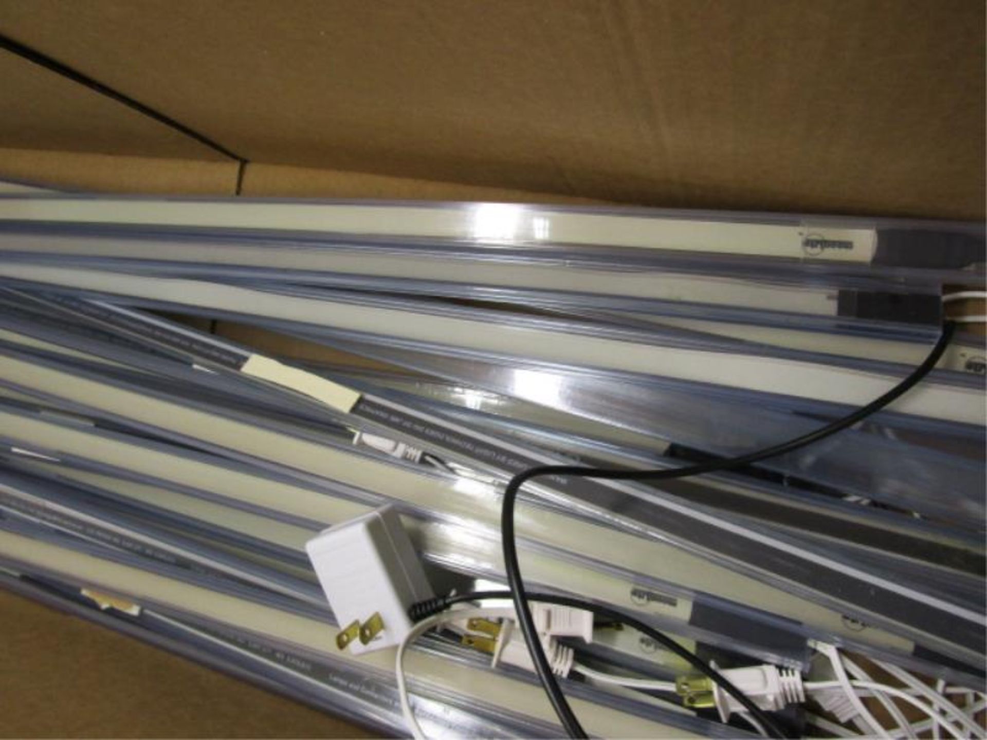 Box of iluminated light strips - Image 2 of 2