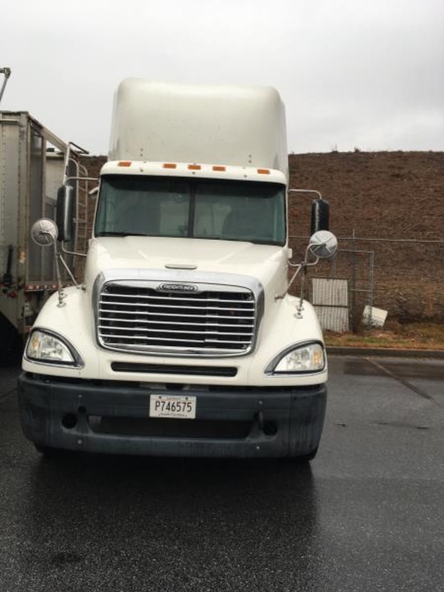 2009 Freightliner Columbia, 681,284 Miles: - Image 2 of 14