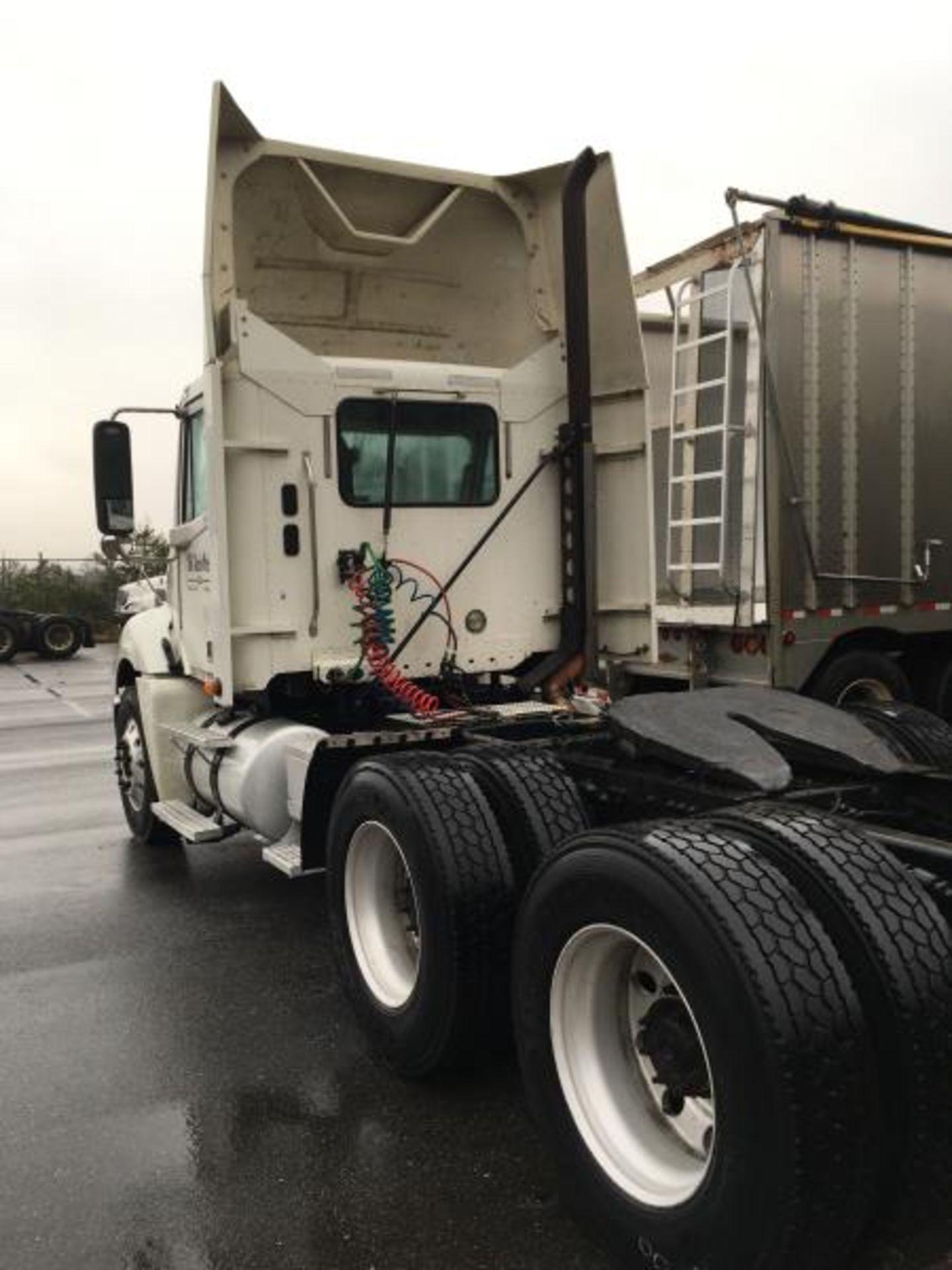 2009 Freightliner Columbia, 681,284 Miles: - Image 11 of 14