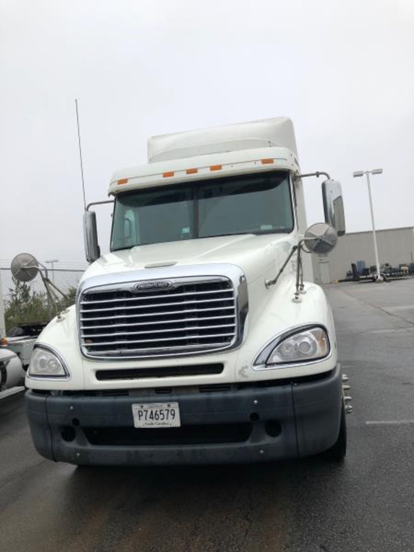 2010 Freightliner Columbia Sleeper Cab - Image 3 of 19