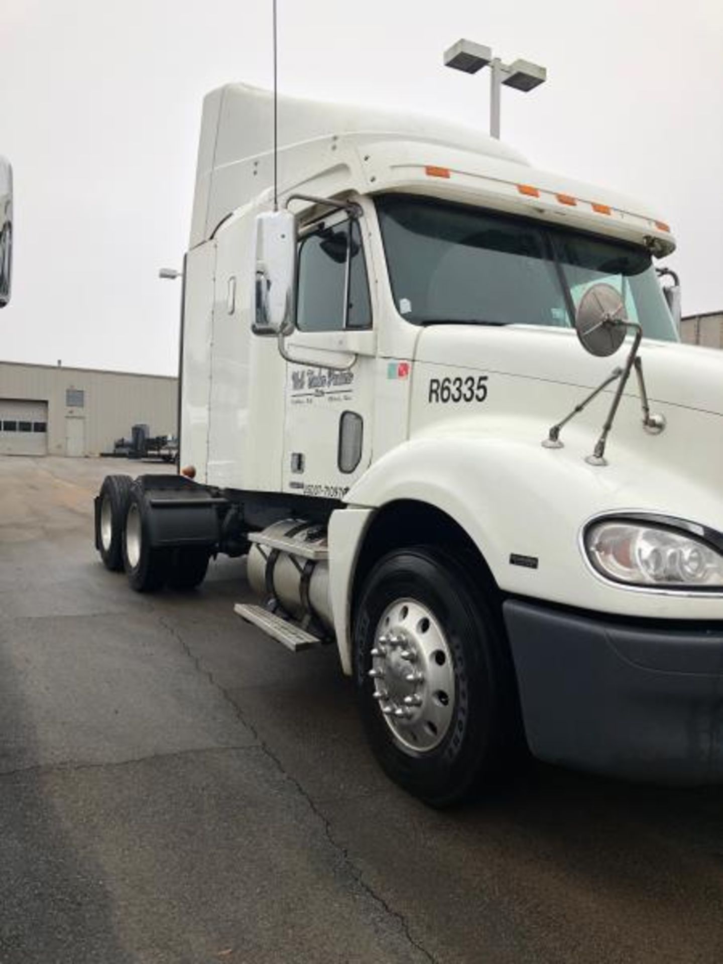 2010 Freightliner Columbia Sleeper Cab - Image 2 of 19