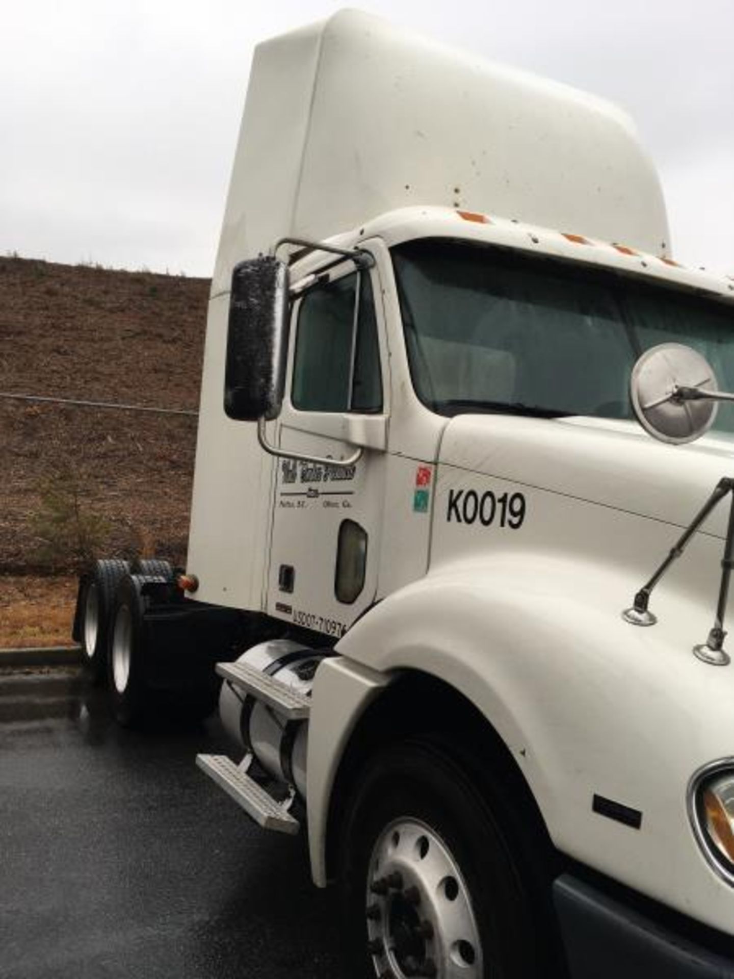 2009 Freightliner Columbia, 681,284 Miles: - Image 4 of 14