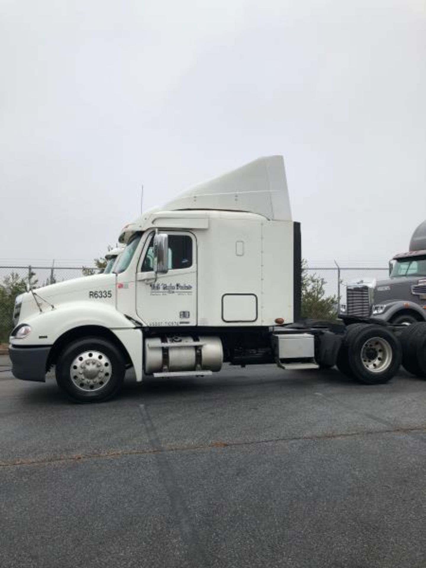 2010 Freightliner Columbia Sleeper Cab