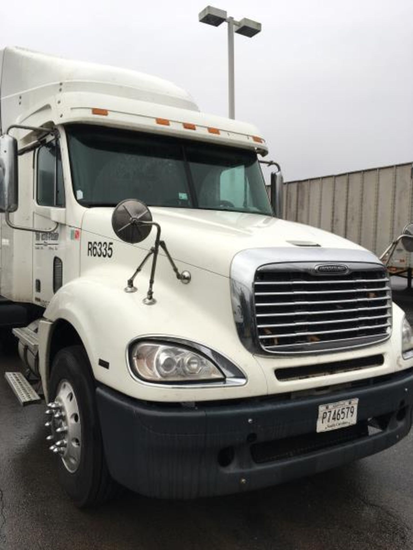 2010 Freightliner Columbia Sleeper Cab - Image 9 of 19