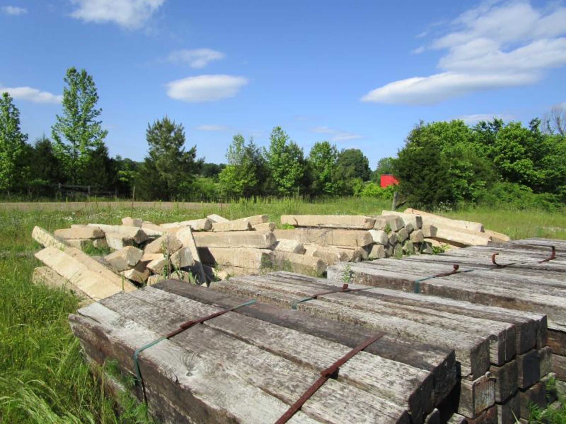 Lot of railroad ties and cement barriers (Large lot), aprox. 120 railroad ties - Image 2 of 4