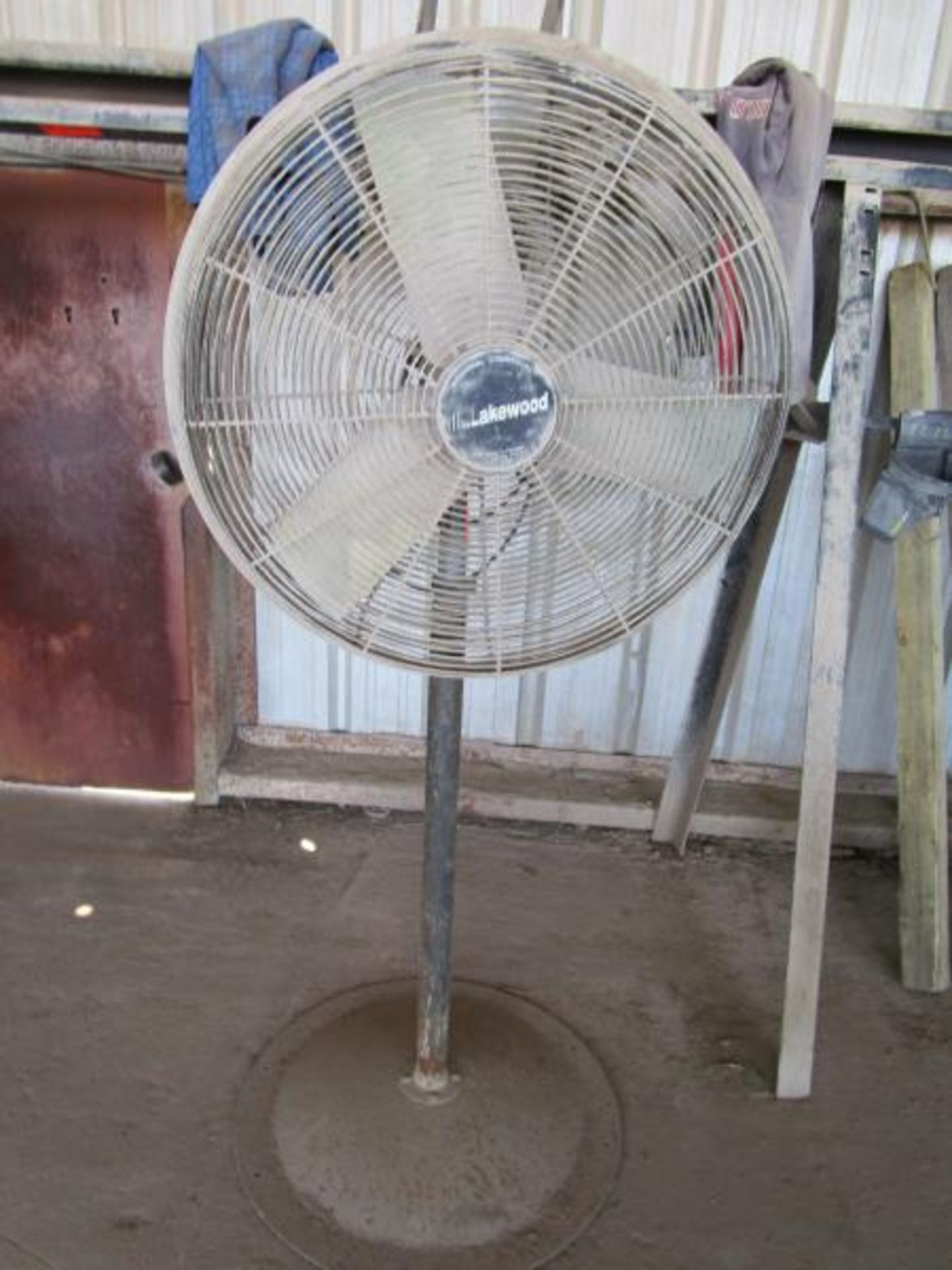 Pedestal floor fan