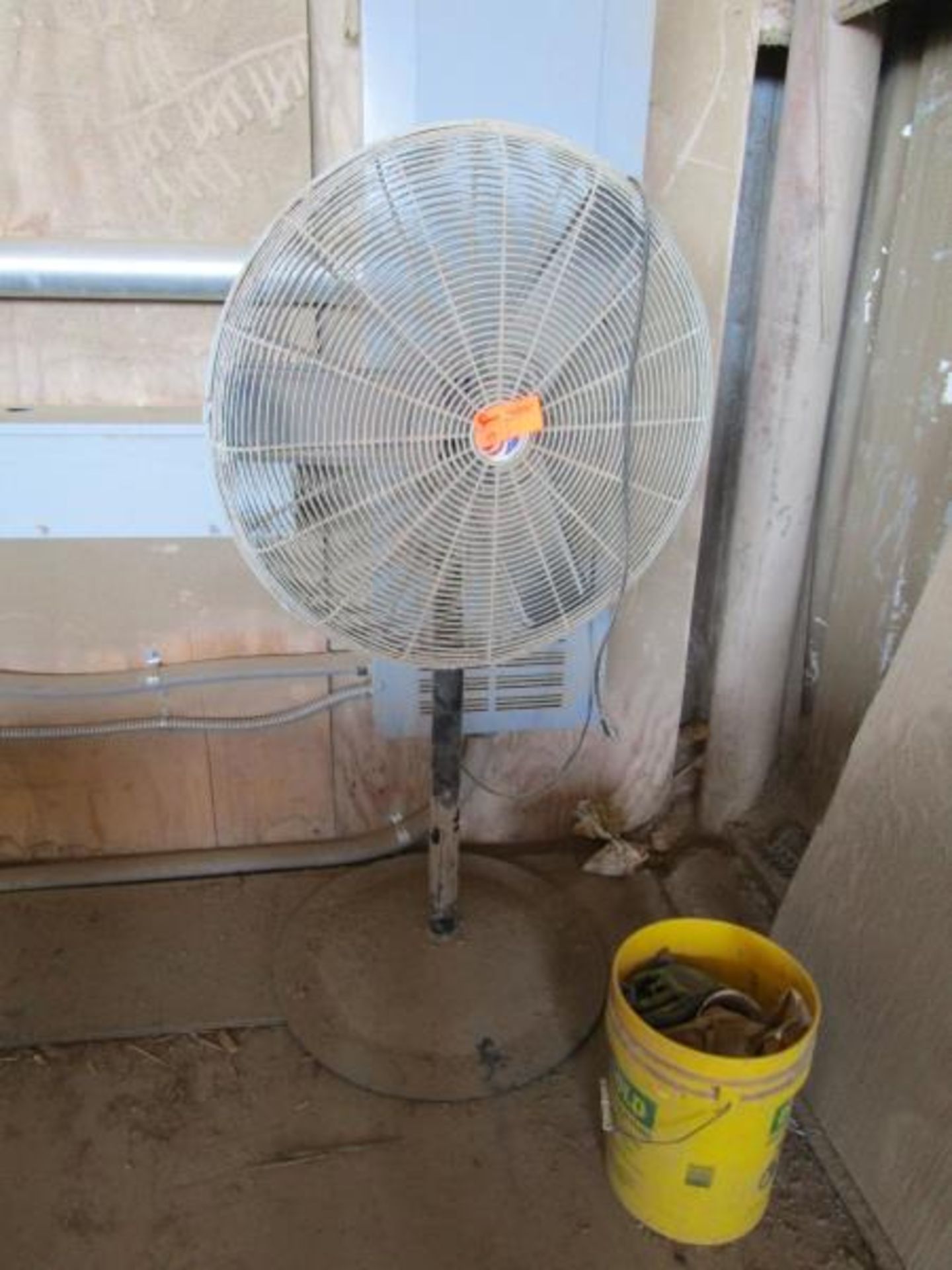 Pedestal floor fan