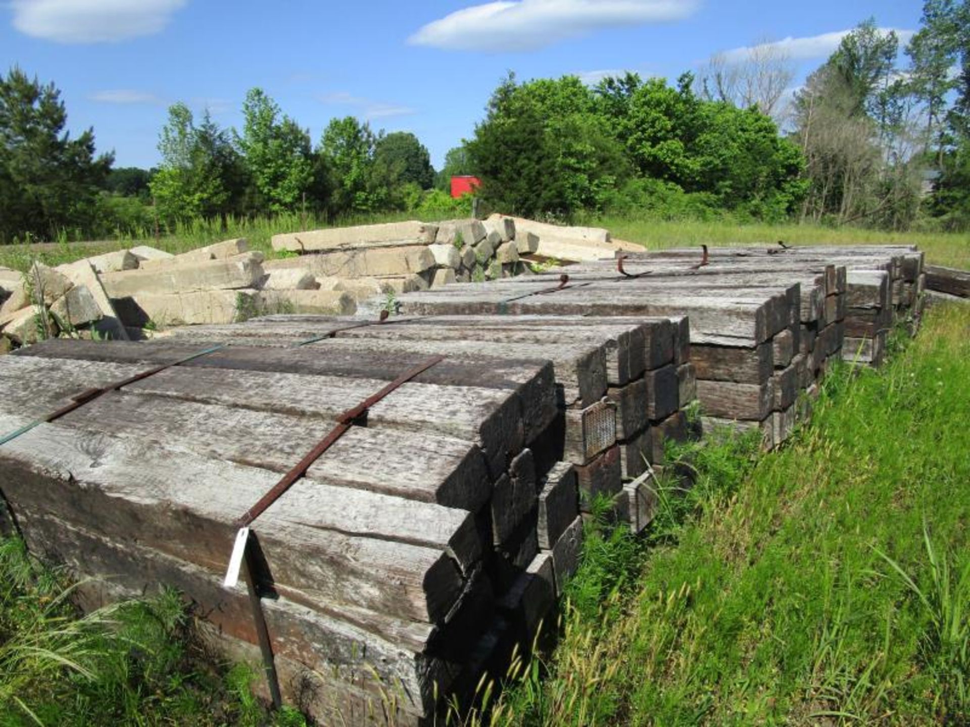 Lot of railroad ties and cement barriers (Large lot), aprox. 120 railroad ties