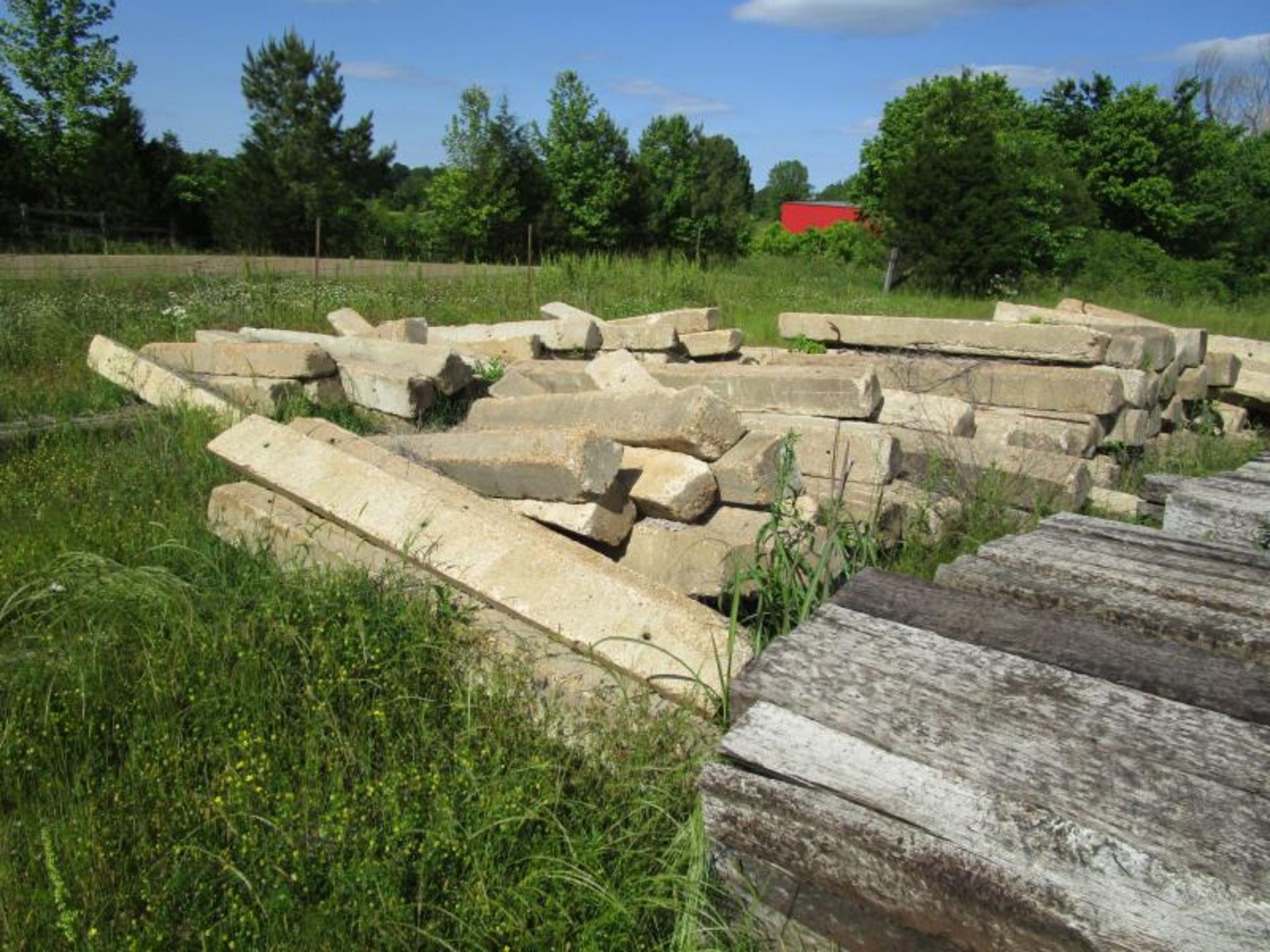 Lot of railroad ties and cement barriers (Large lot), aprox. 120 railroad ties - Image 4 of 4