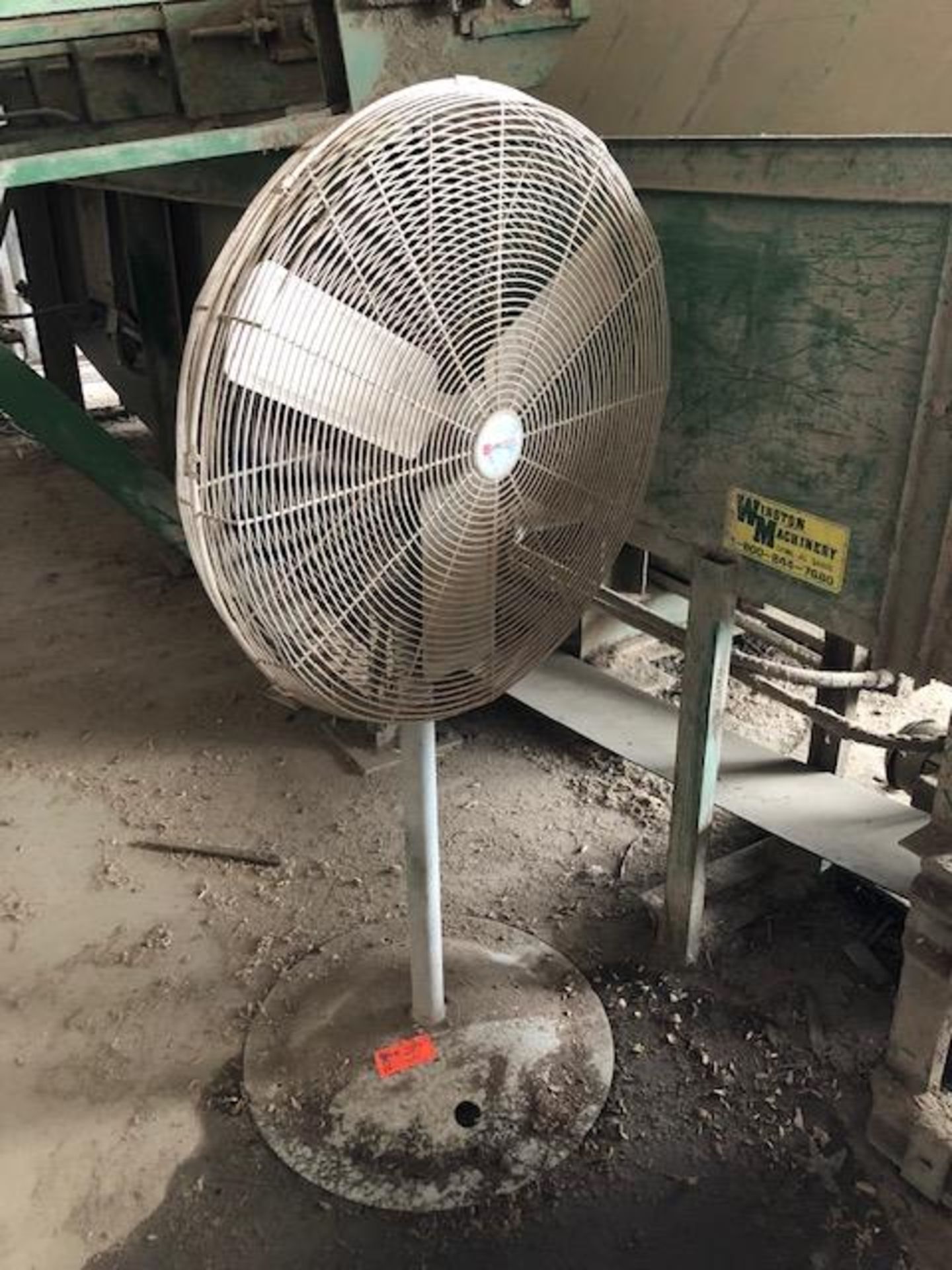 Pedestal floor fan