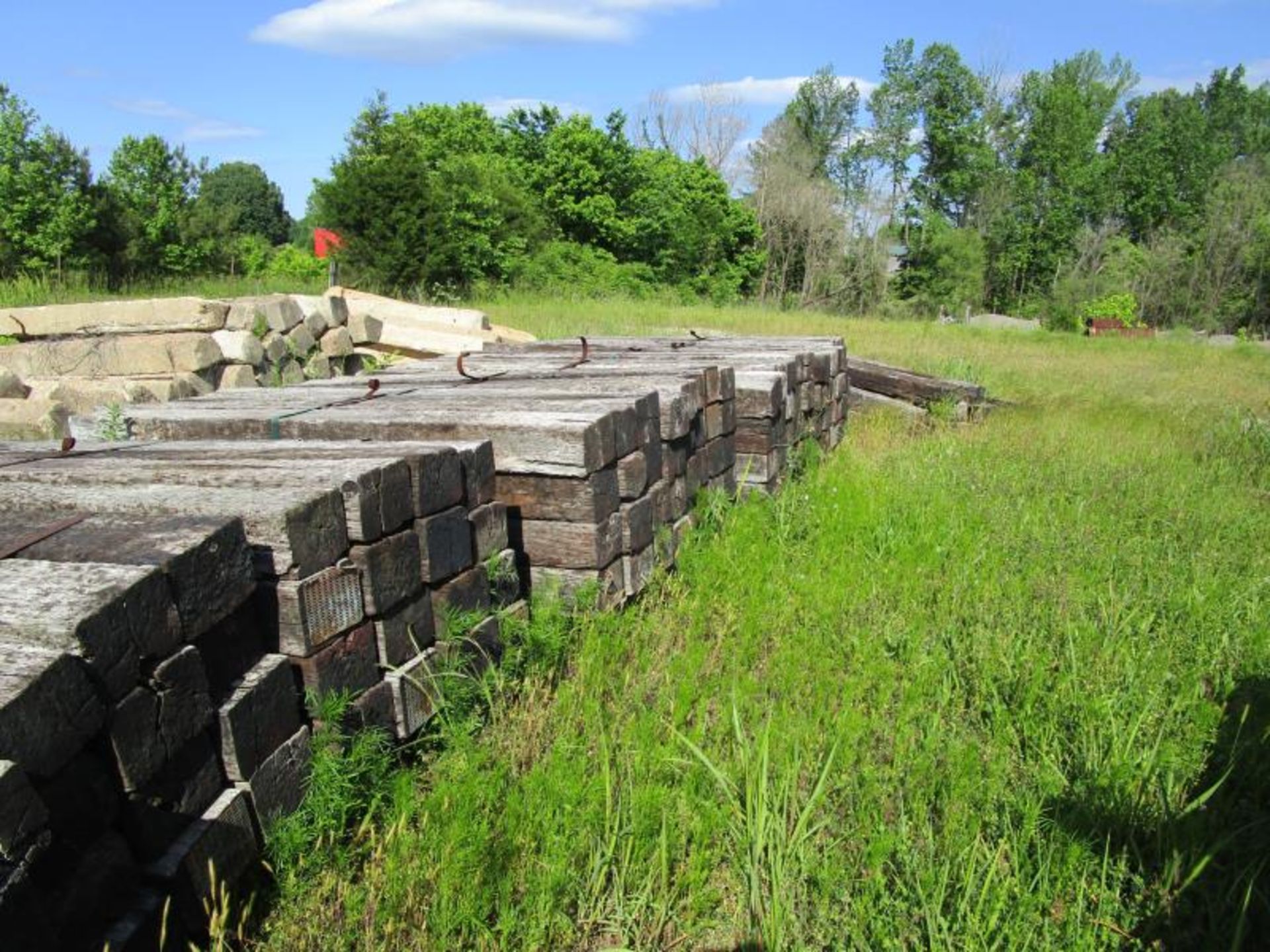 Lot of railroad ties and cement barriers (Large lot), aprox. 120 railroad ties - Image 3 of 4