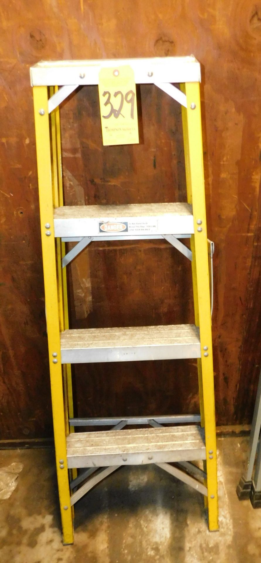 Fiberglass Step Ladder, 4'