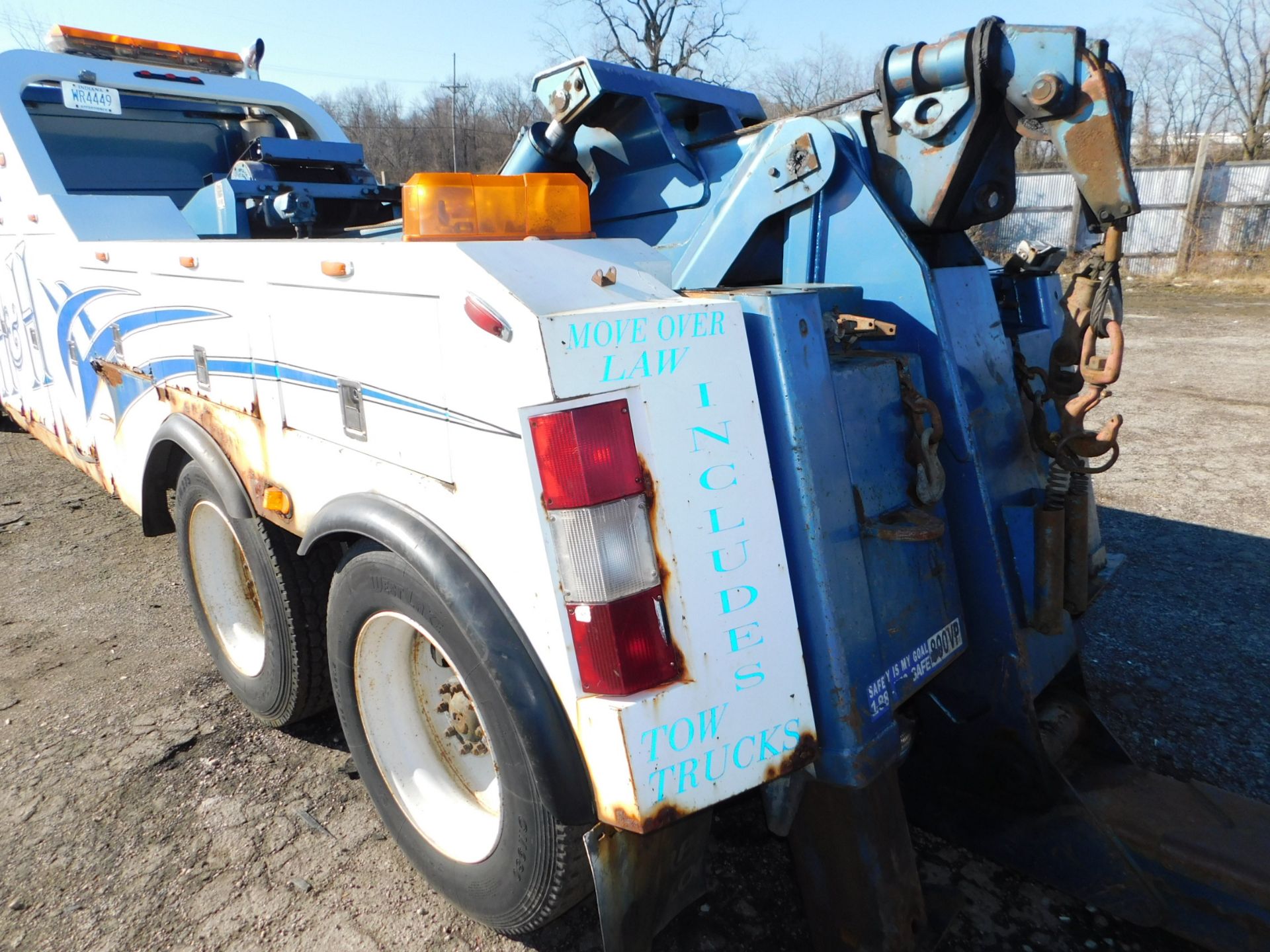 1989 WHITE Volvo GMC Aero Series 60 Heavy Duty Tow Truck, 329,000 miles showing on Odometer, Detroit - Image 10 of 28