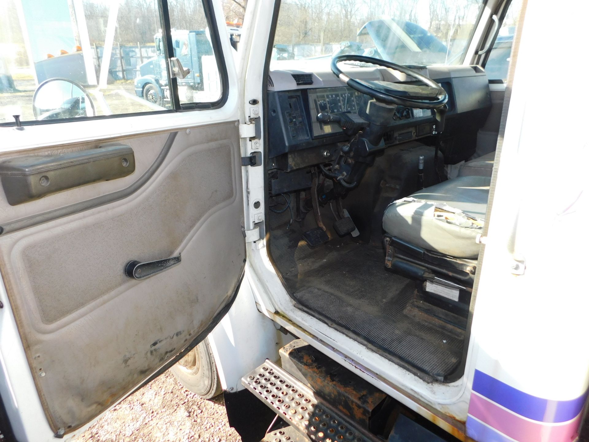 1999 International 4700/DT466E Single Axle Tow Truck, Diesel, International 6-Plus Manual - Image 13 of 23